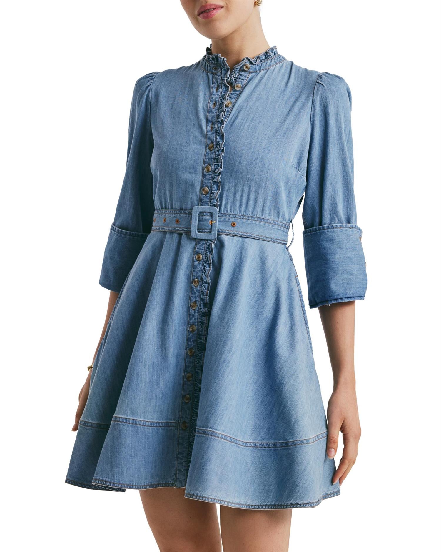 Lyseblå denim minikjole fra By TiMo, nærbilde av smal passform og klassisk design.