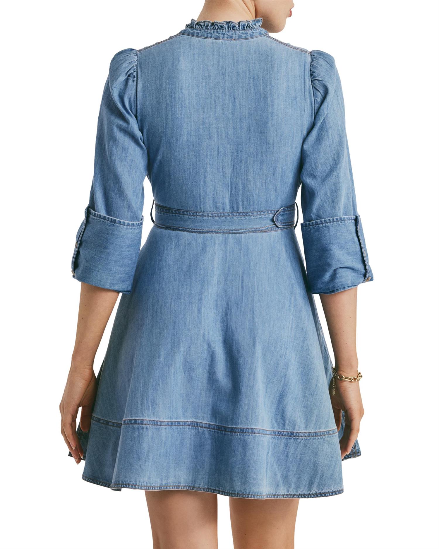 Lyseblå denim mini kjole fra By TiMo med kort erme og feminin passform, vist på modell.