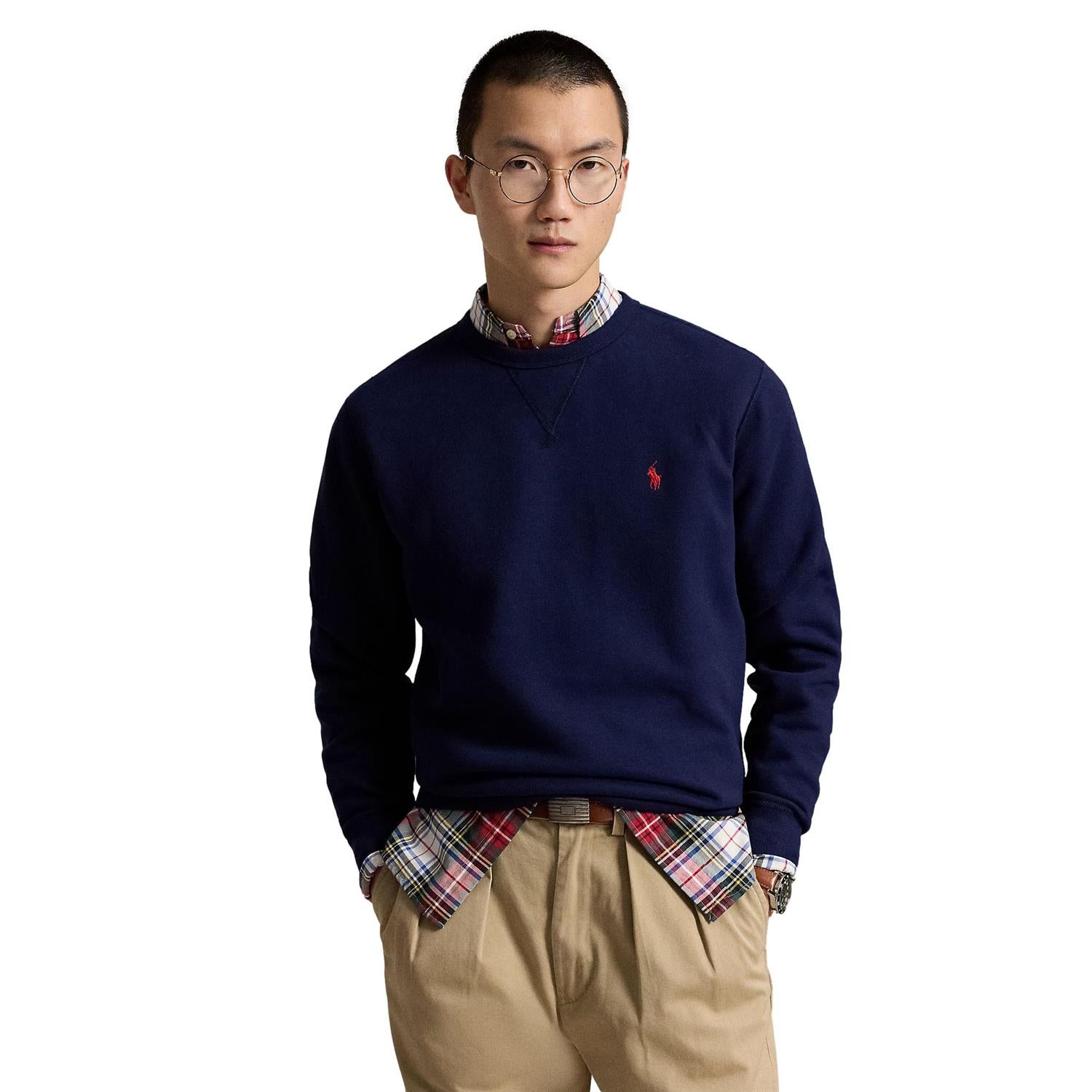 Polo Ralph Lauren marine fleece crewneck genser med mykt stoff og ribbestrikkede detaljer, vises på bildet.