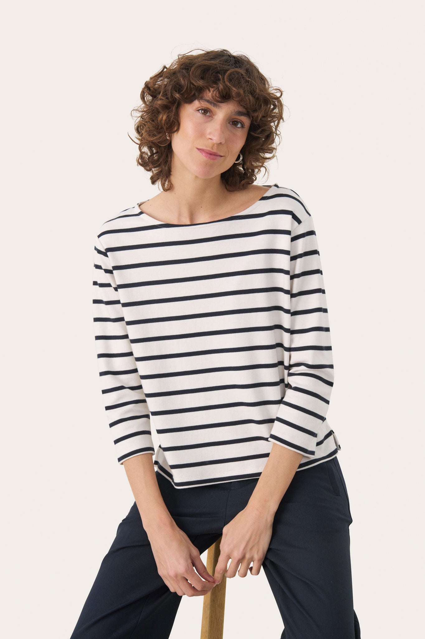Part Two Nelapw T-skjorte i mørk marineblå med stripemønster, komfortabel bomullsdesign for hverdag.