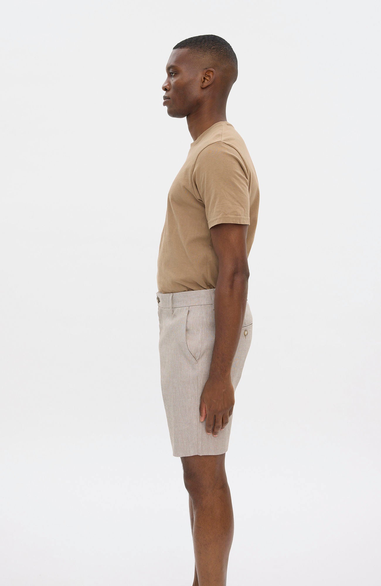 Plain Units Alvinpl Shorts i valnøttfarget lin, komfortable og stilige shorts for sommerbruk.