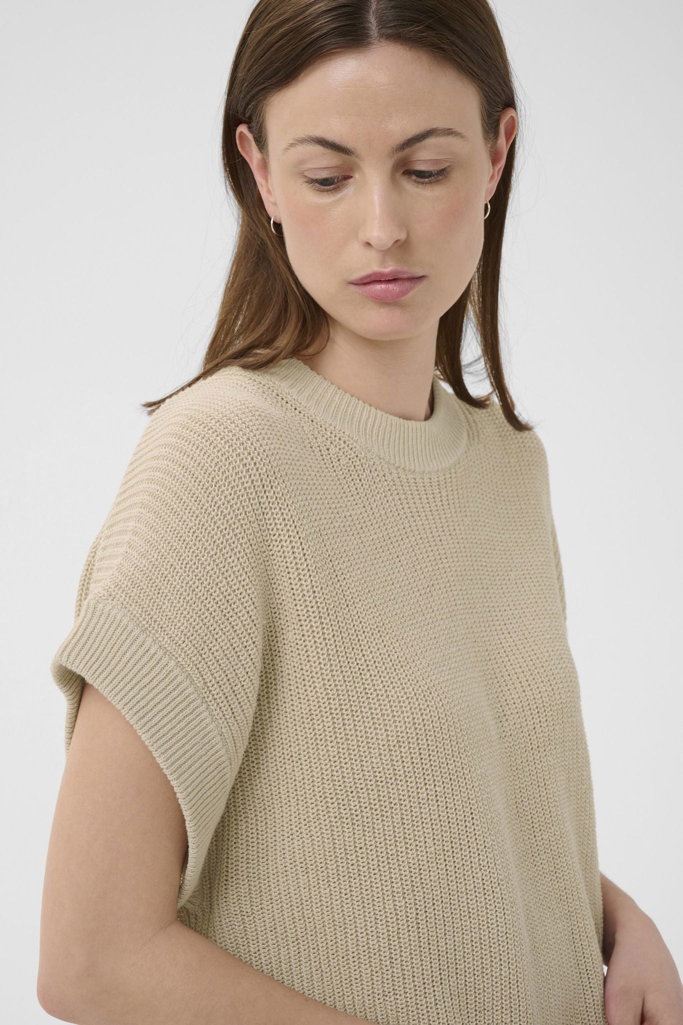 Part Two Belisiapw genser i French Oak, myk og komfortabel, vist på modell med rund hals og lang erme.