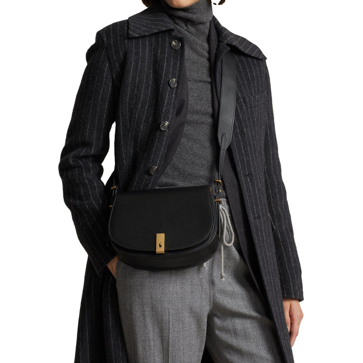Sort Polo Ralph Lauren Polo ID kalveskinn saddelveske med justerbar stropp og glidelåslomme, vist fra siden.
