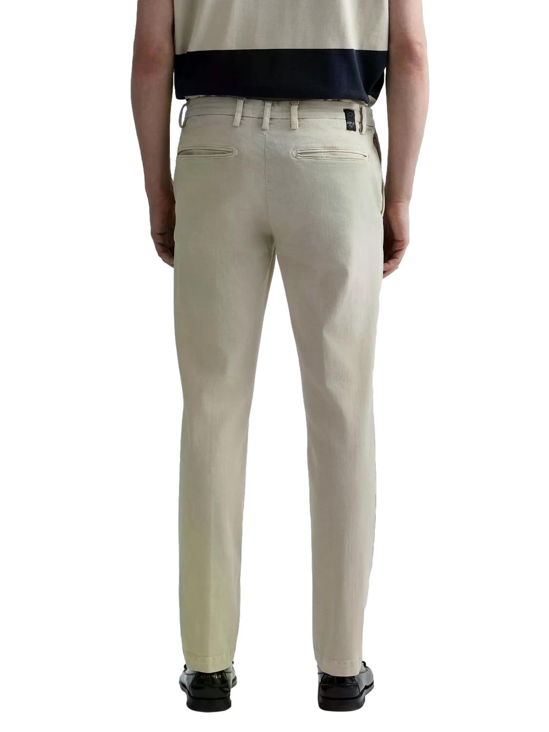 Replay Benni Chinos i lys beige, slim-fit jeans for menn, med klassisk design og behagelig passform.