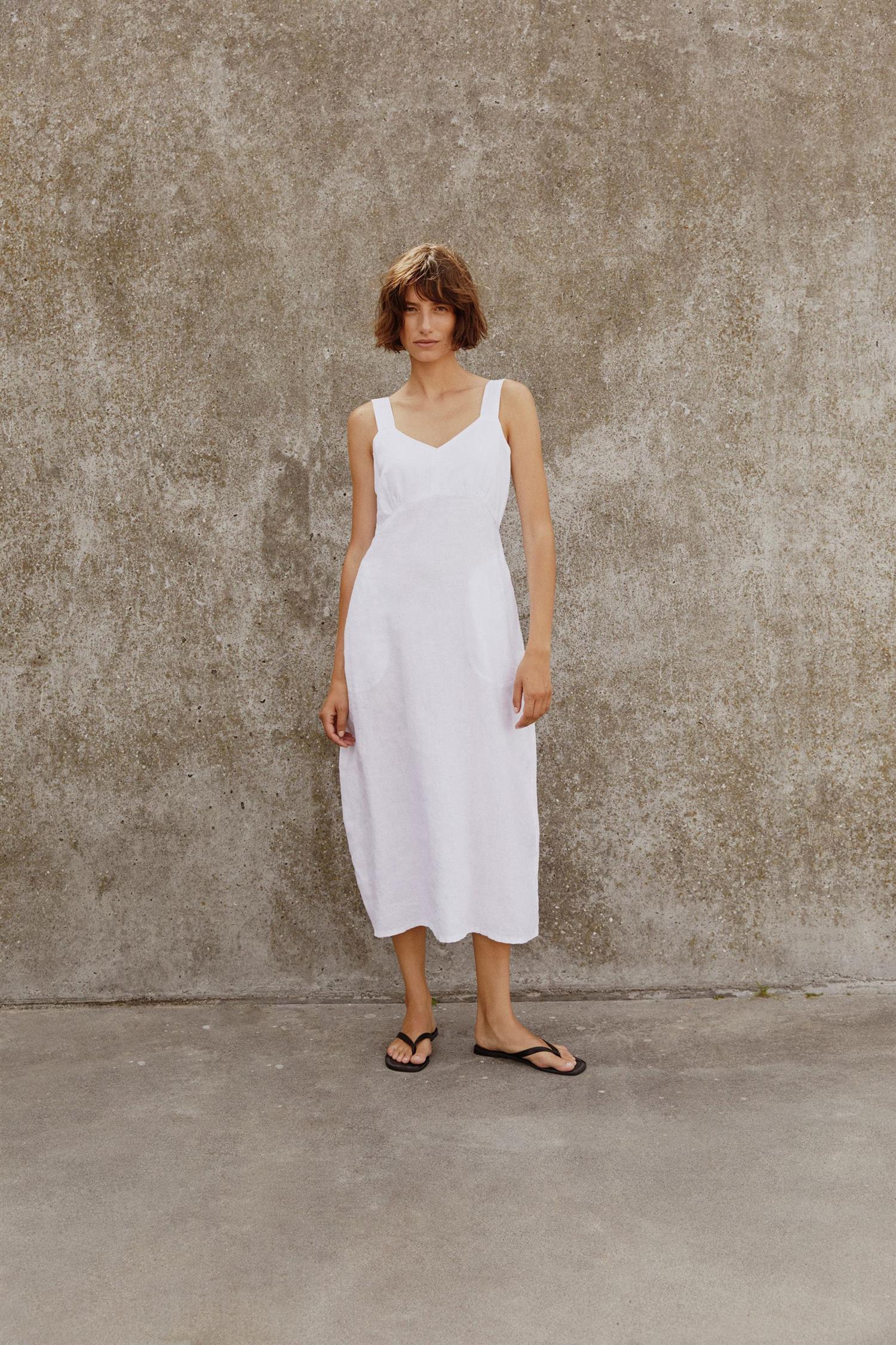 Part Two Botillepw kjole i hvit med elegant design, kortermet og passelig for sommerlige anledninger