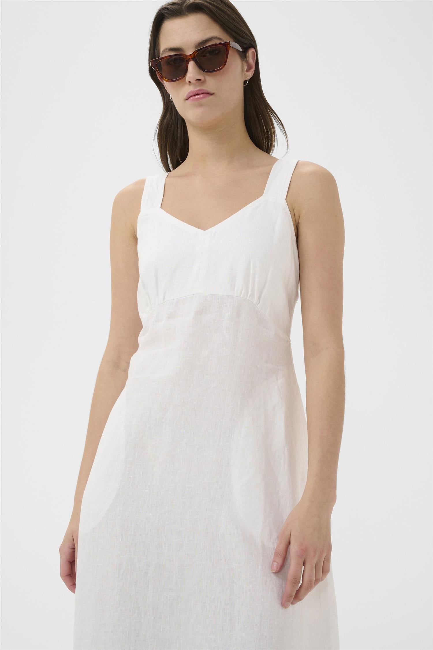 Part Two kjole i Bright White, elegant og lett kjole med moderne design, vist på modell.