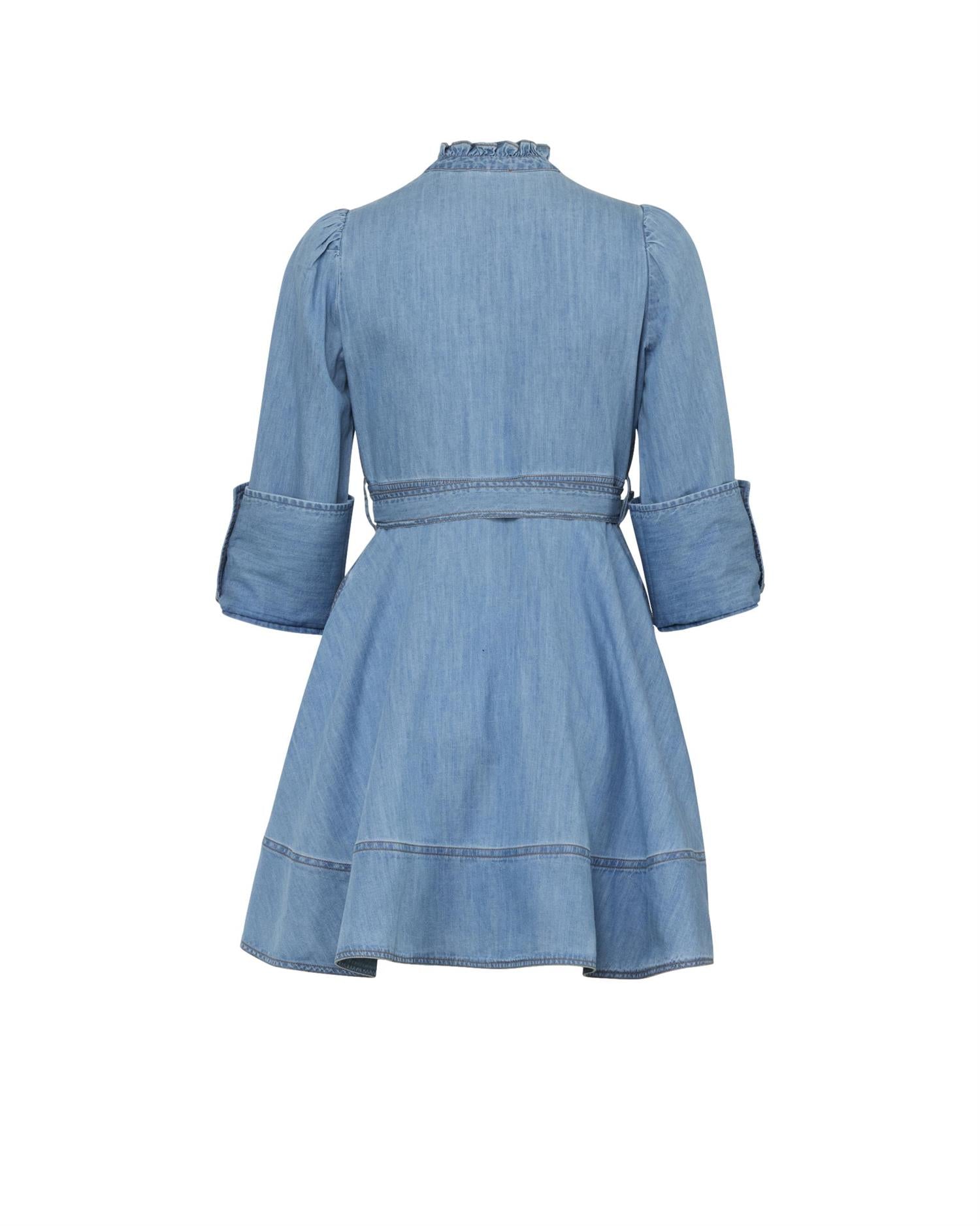 Lyseblå By TiMo denim mini kjole med korte ermer og klassisk passform, vist på modell.
