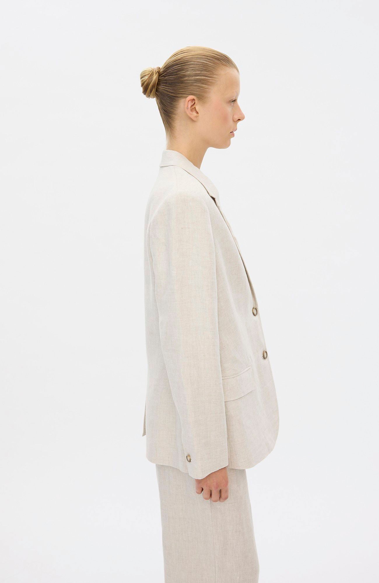 Fem enheter Hannahfv 888 dressjakke i krystalllin med elegant snitt og lysfarge, vist på modell.