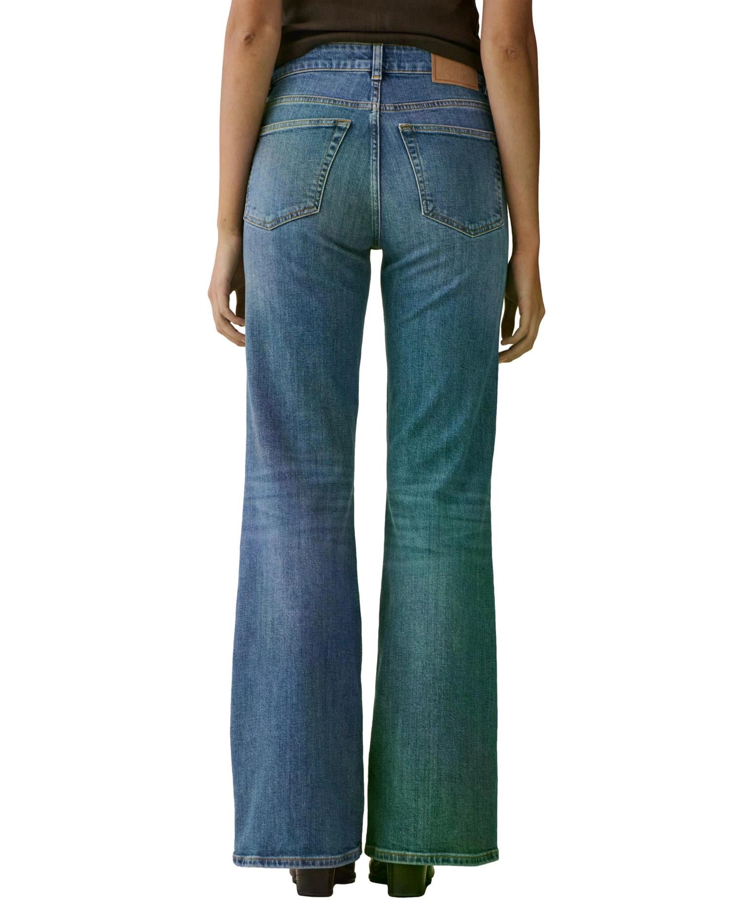 Jeanerica San Babila jeans i denimstoff, med klassisk snitt og detaljer, vist på en modell.