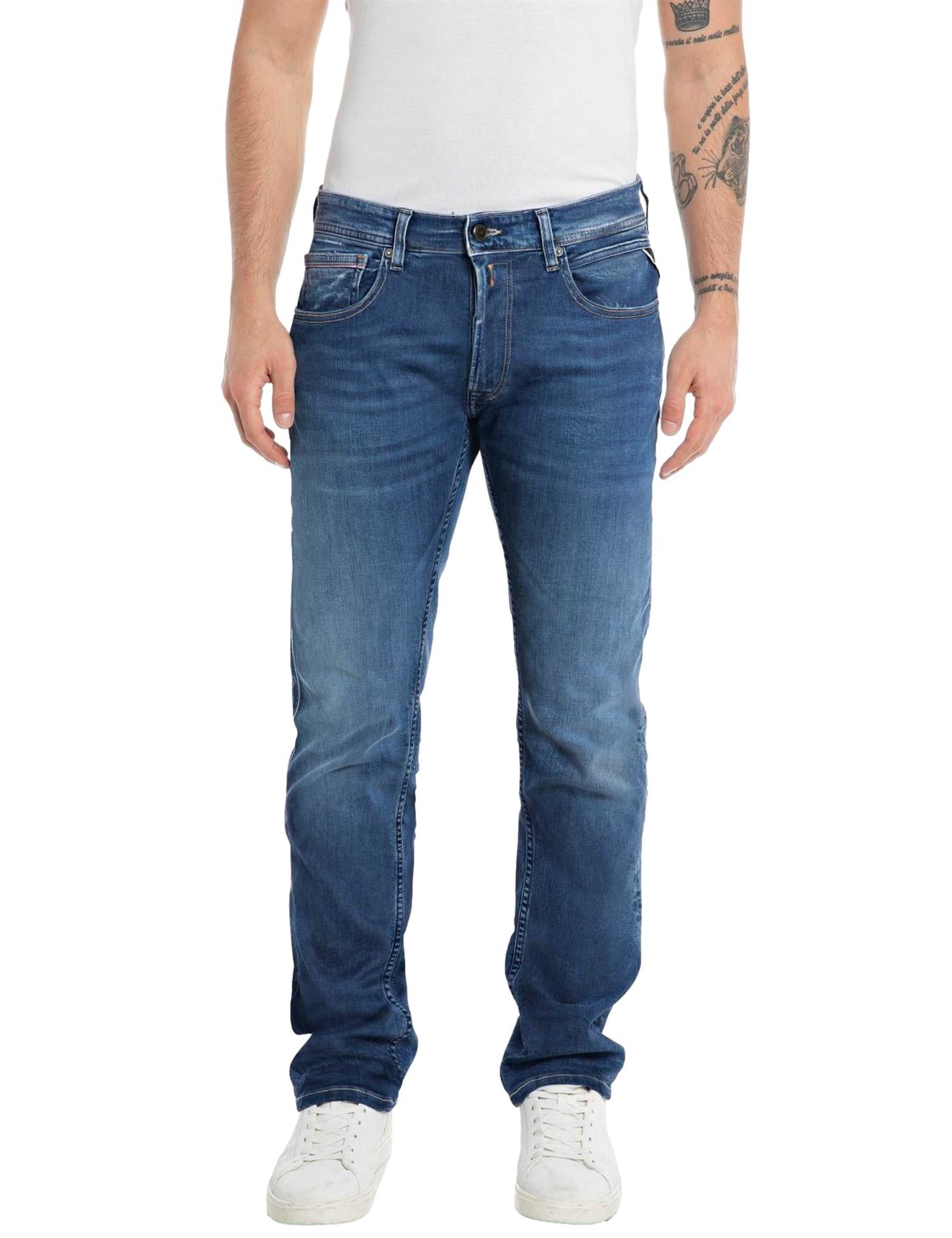 Replay Grover jeans i denimstoff med klassisk passform og synlige sømmer, vist på modell.