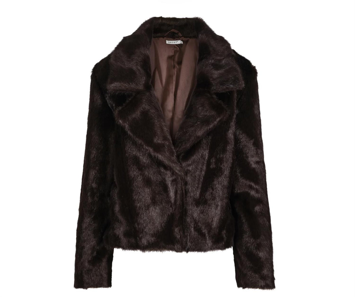 Haust Haust Short faux mink jakke i brun, kort pelsjakke med mykt faux mink-materiale, perfekt for vinterbruk.