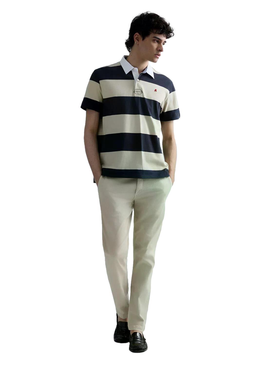 Replay Benni chinos jeans i lys-beige med klassisk passform og synlige sømmer, laget av komfortabel denimstoff.