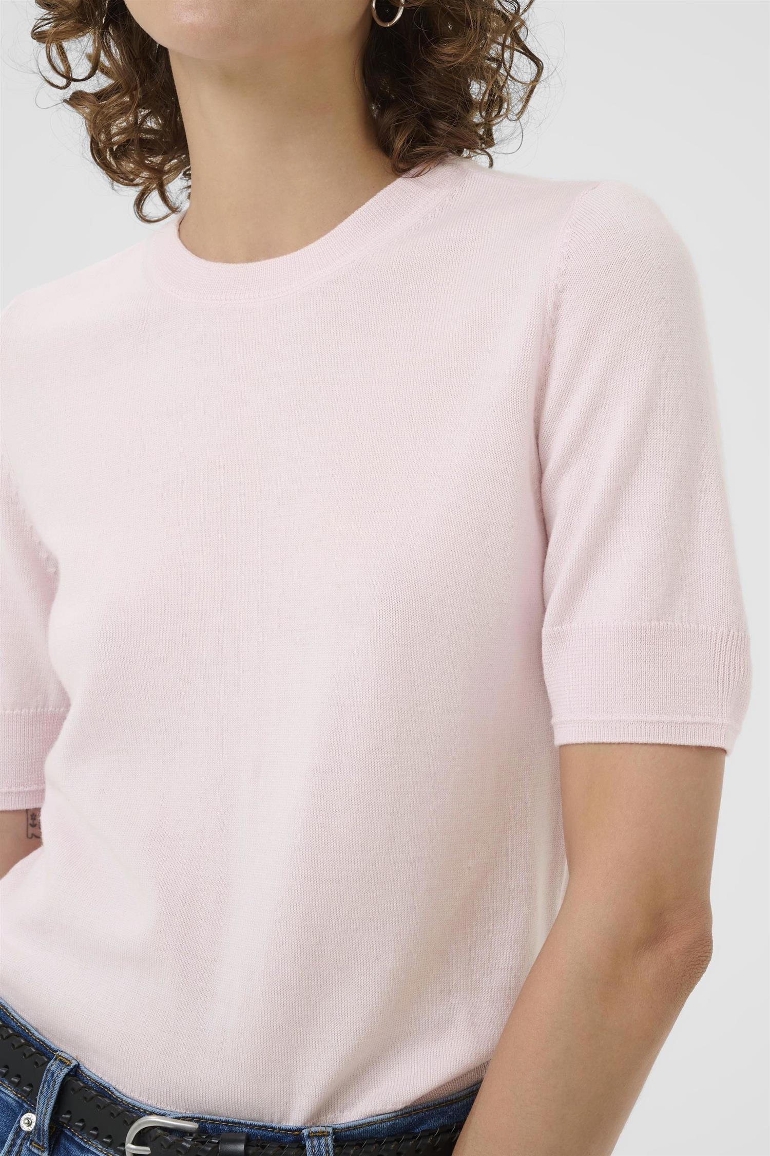 Mauve Chalk Part Two Natanyapw genser, myk og komfortabel pullover i lys lavendelfarge, vises i bildet