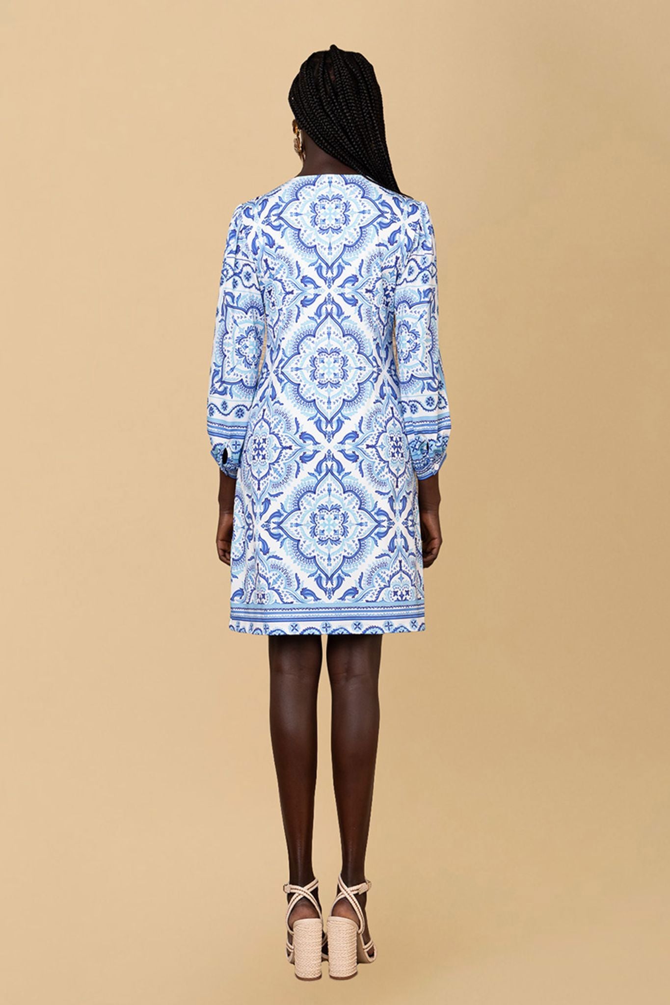 Hale Bob Miller kjole i blå med elegant snitt og mønster, vist på modell. Perfekt til sommer- eller festantrekk.