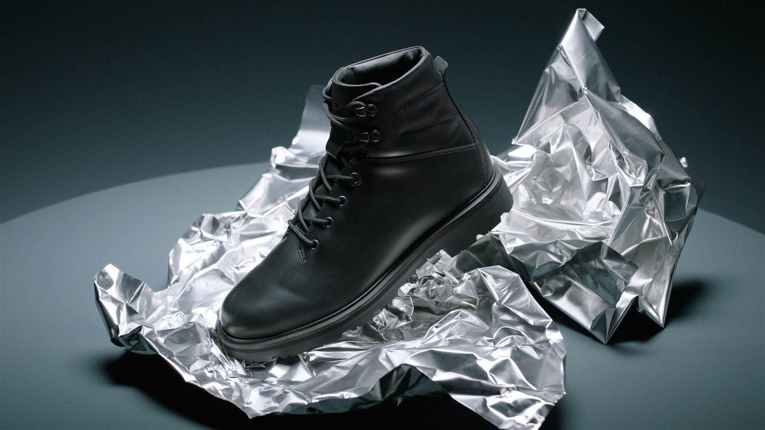 UBR Black Storm boots, svarte sko med kraftig såle og vanntett design, vises i dette bilde.