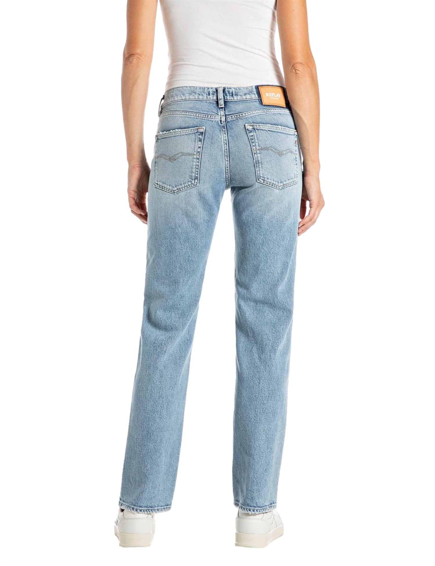 Replay Akeme jeans i denimstoff, vises med nærbilde av klassisk blåfarget jeans med lommer og stilrent design.