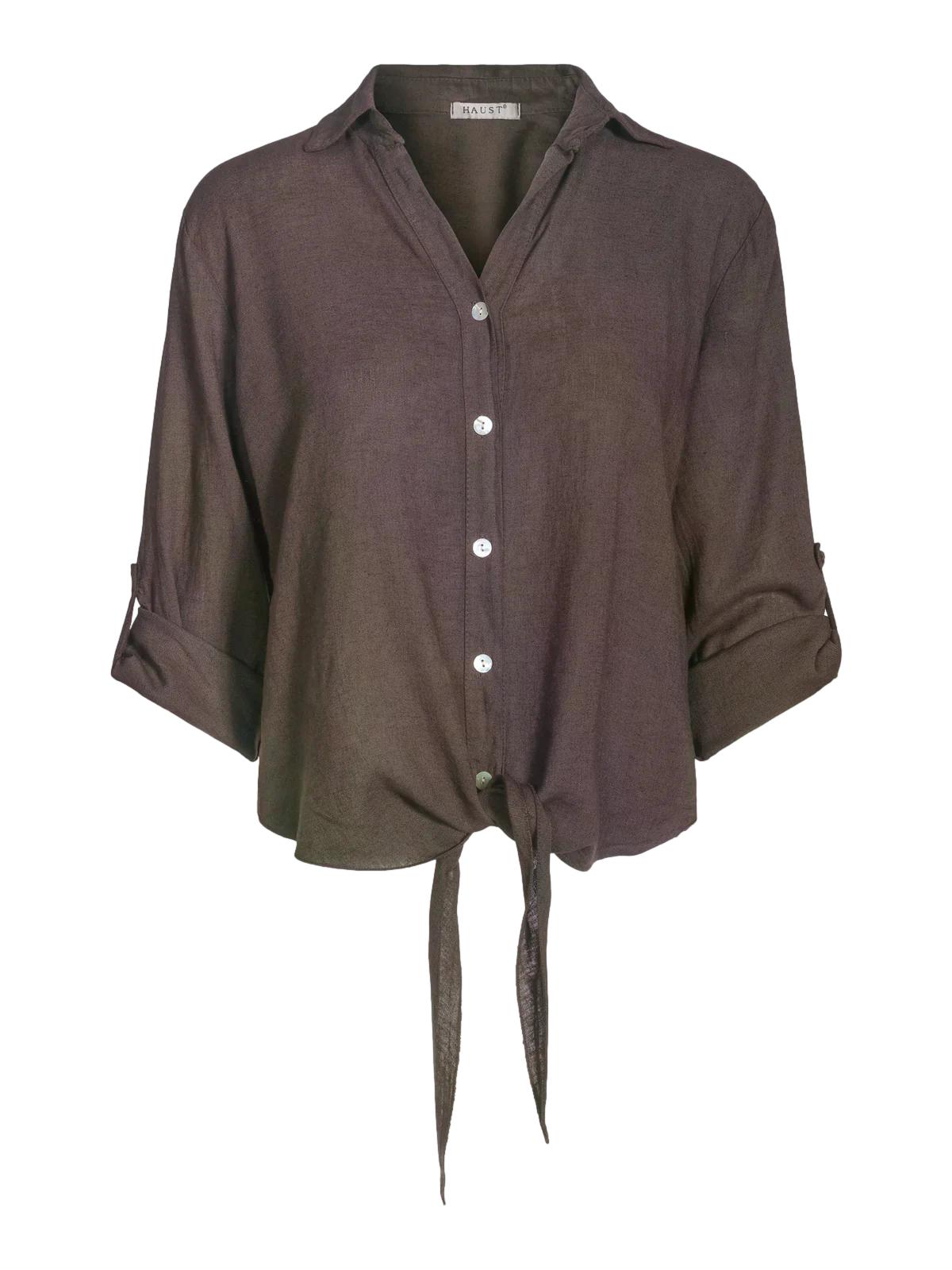 Mørkebrun Haust linen bluse med lang erm og klassisk skjortekrage, vist på modell.