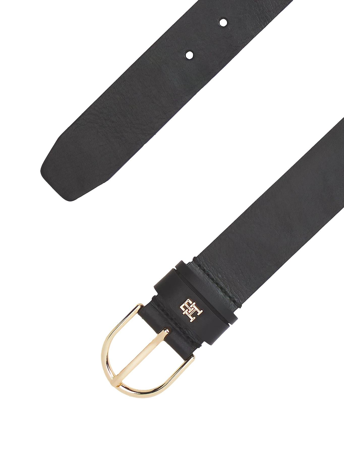 Sort Tommy Hilfiger Essential Effortless 3,5 belte i lær, vist på modell, med tydelig spenne og en enkel, moderne design.