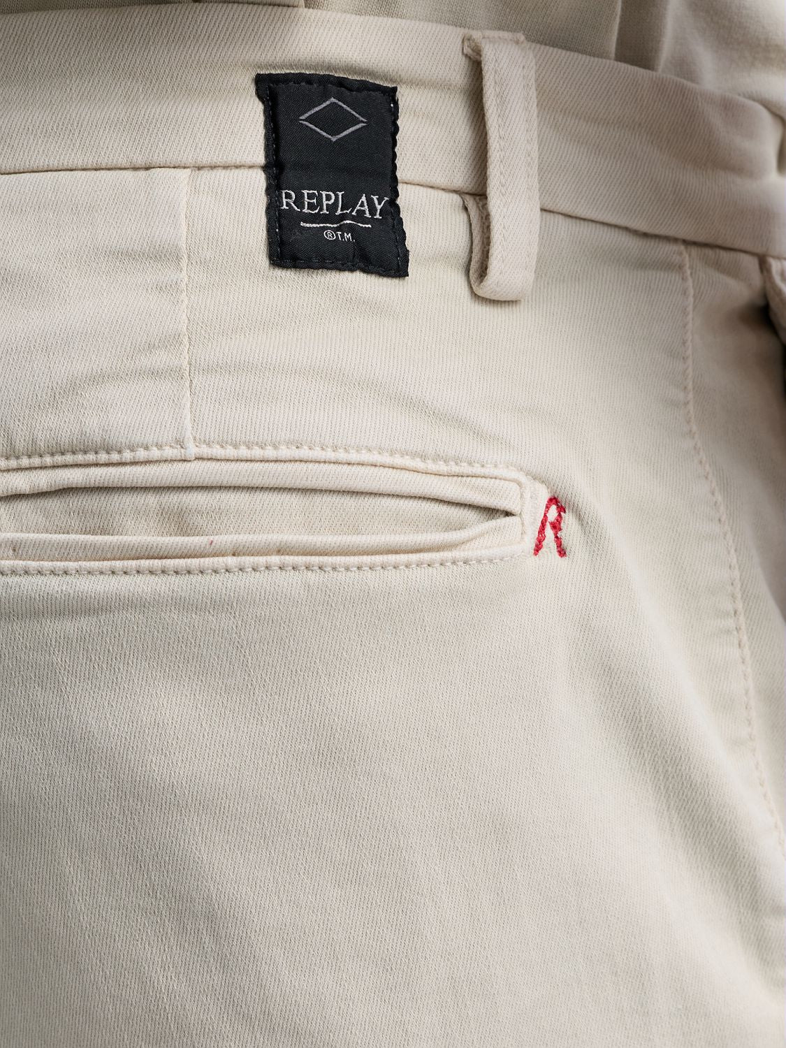Replay Benni Chinos jeans i lys-beige, klassisk passform og slitesterkt stoff, vist på modell.