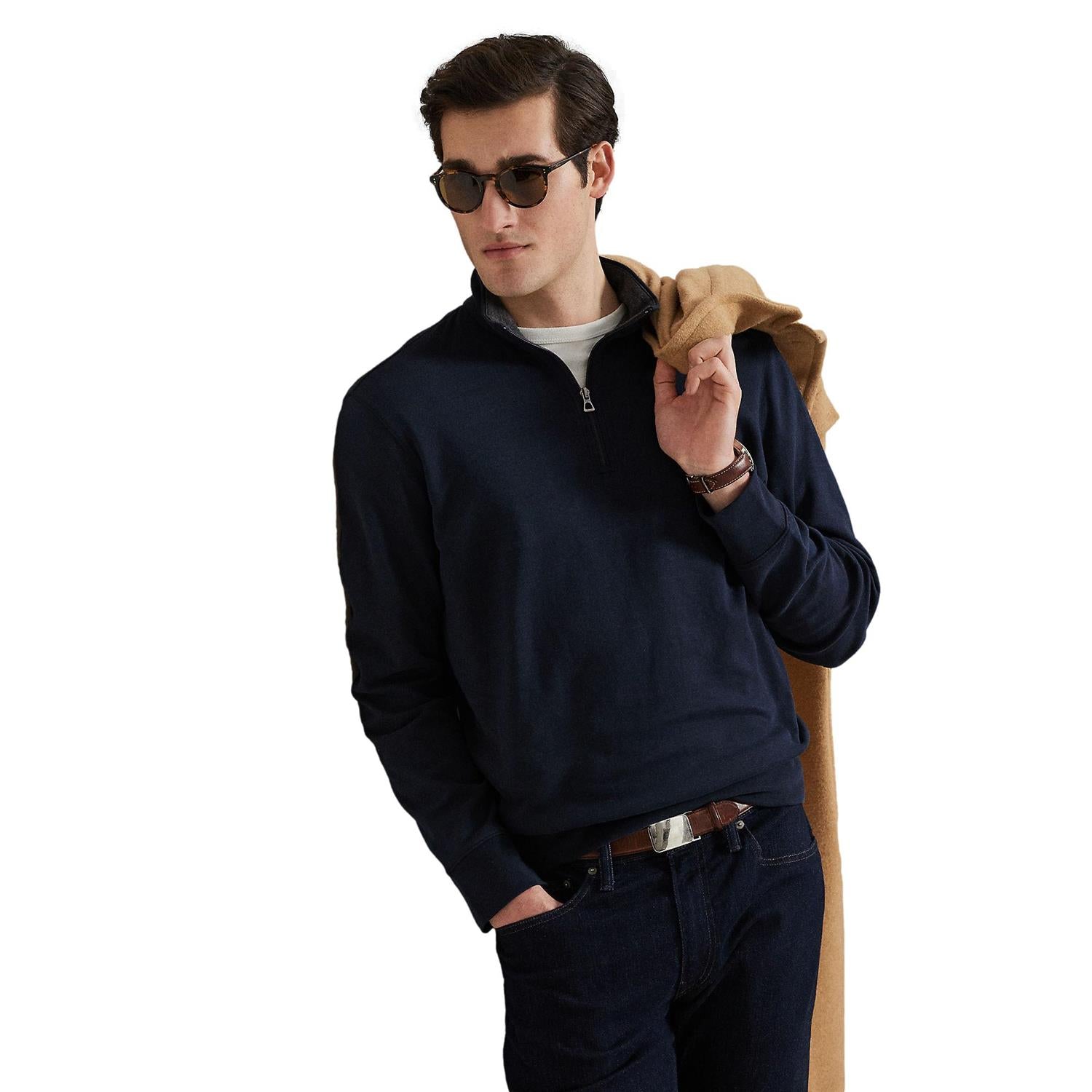 Marinefarget Polo Ralph Lauren genser i luksus jersey med quarter-zip, vises med nærbilde av stoff og glidelåsdetaljer.