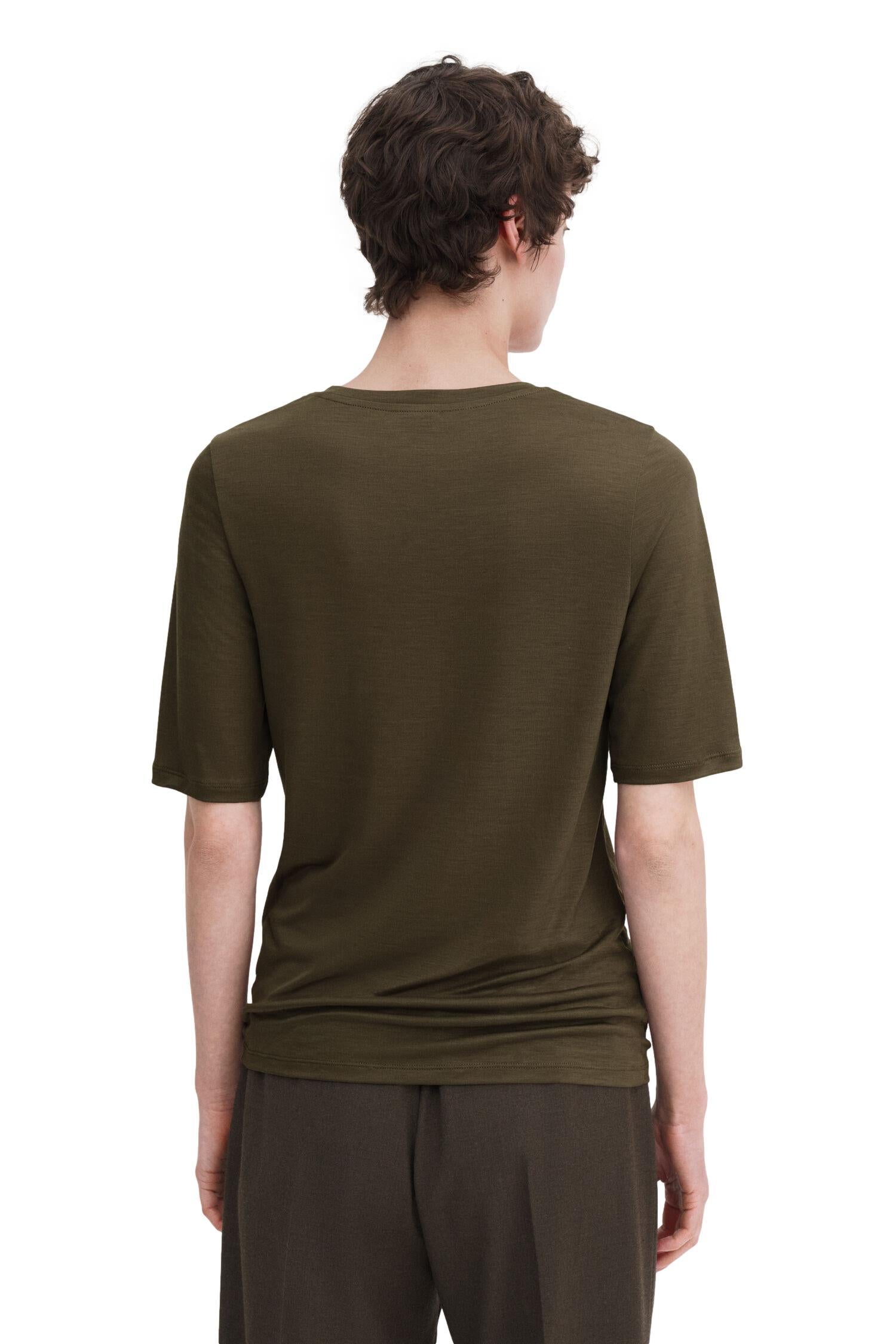 Mørkegrønn Filippa K Elena T-Shirt, casual kortermet T-skjorte med rund hals, passform og logo detalj.