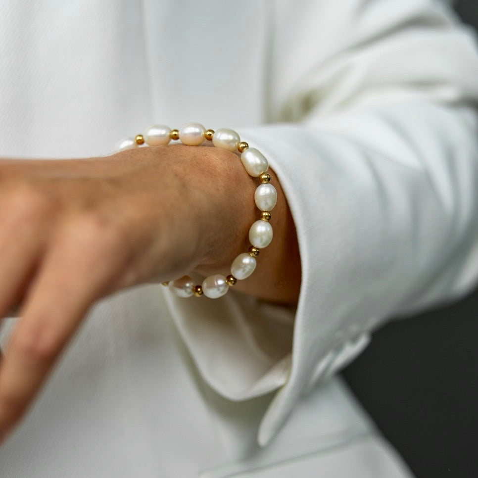 Bud to Rose perle elastisk armbånd i gull med hvite perler, elegant og stilfullt smykke for håndleddet.