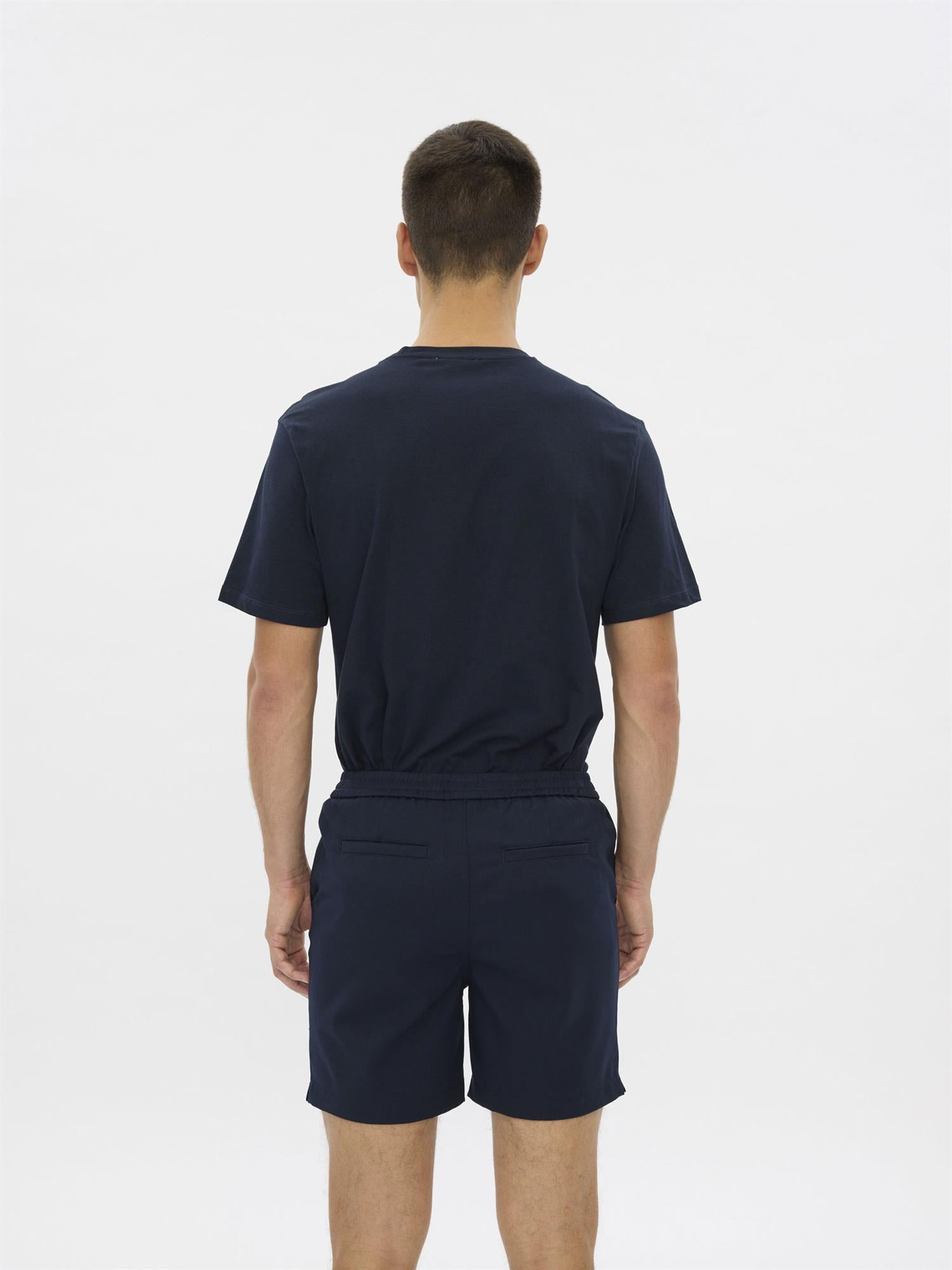 Plain Units Turipl Shorts 041 i marineblå, komfortable og enkle shorts med klassisk design, vist fra siden.