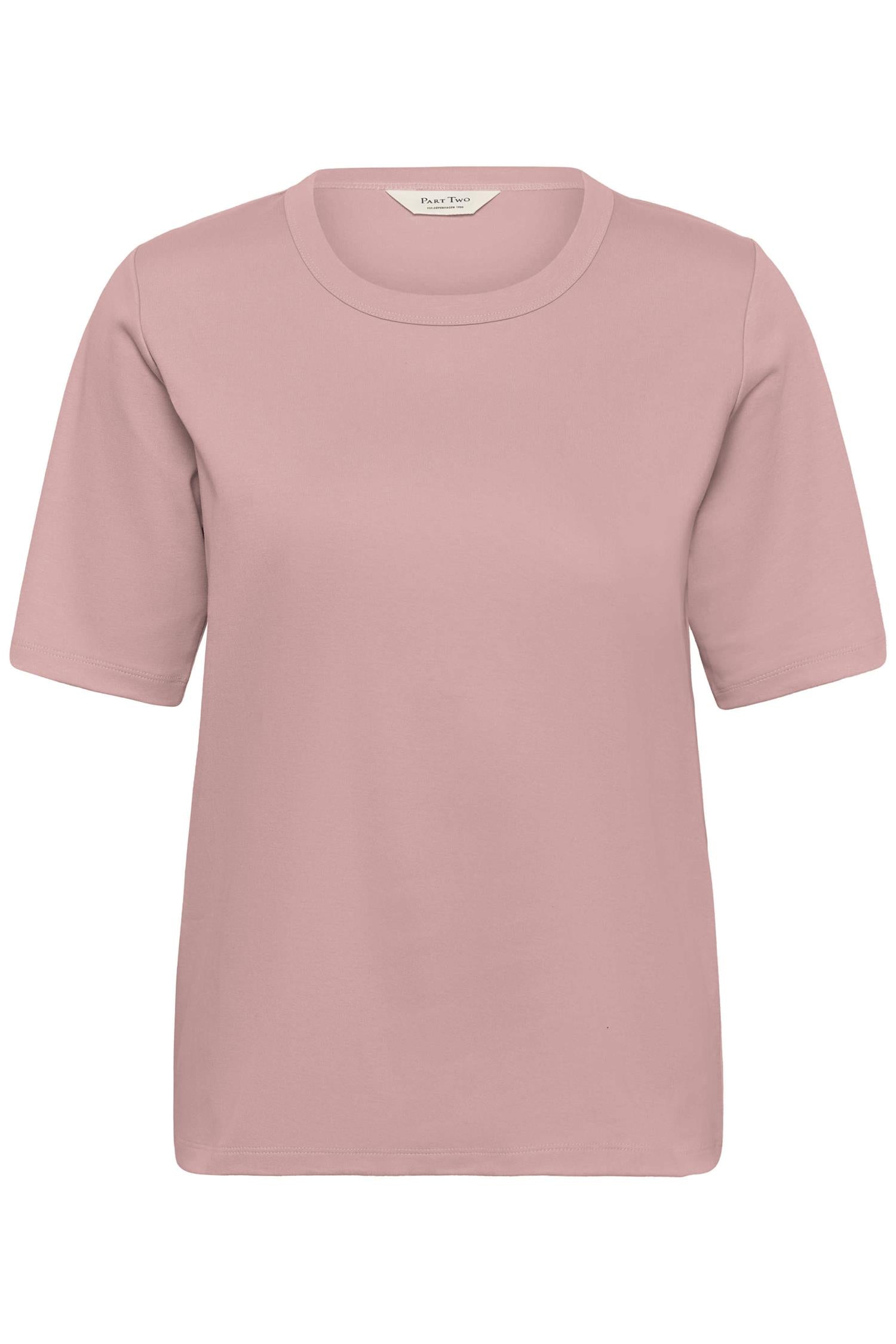 Part Two Ratanapw Ts T-skjorte i Cameo Pink, myk bomullsstoff med enkel passform og rund hals, vises på modell.