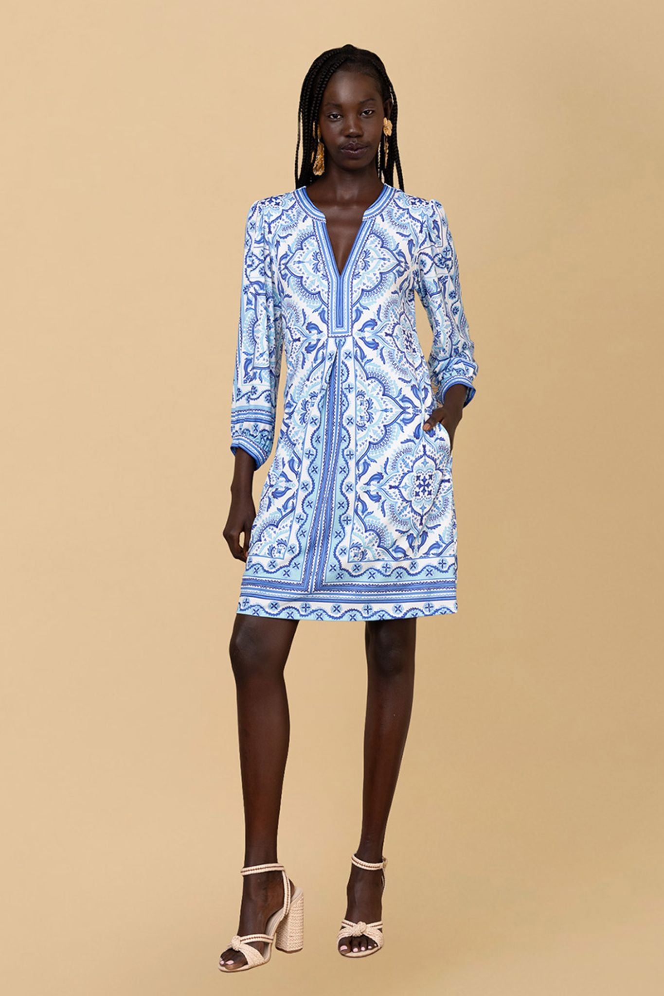 Hale Bob Miller kjole i blått, flytende stoff, med elegant design og justerbare stropper, sett foran.