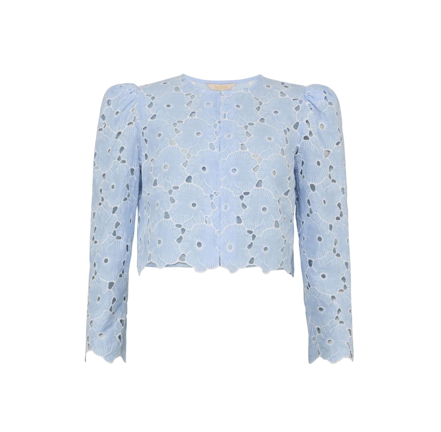 Lyseblå By TiMo broderie anglaise bluse med lange ermer og delikat mønster, perfekt for sommerlig stil.