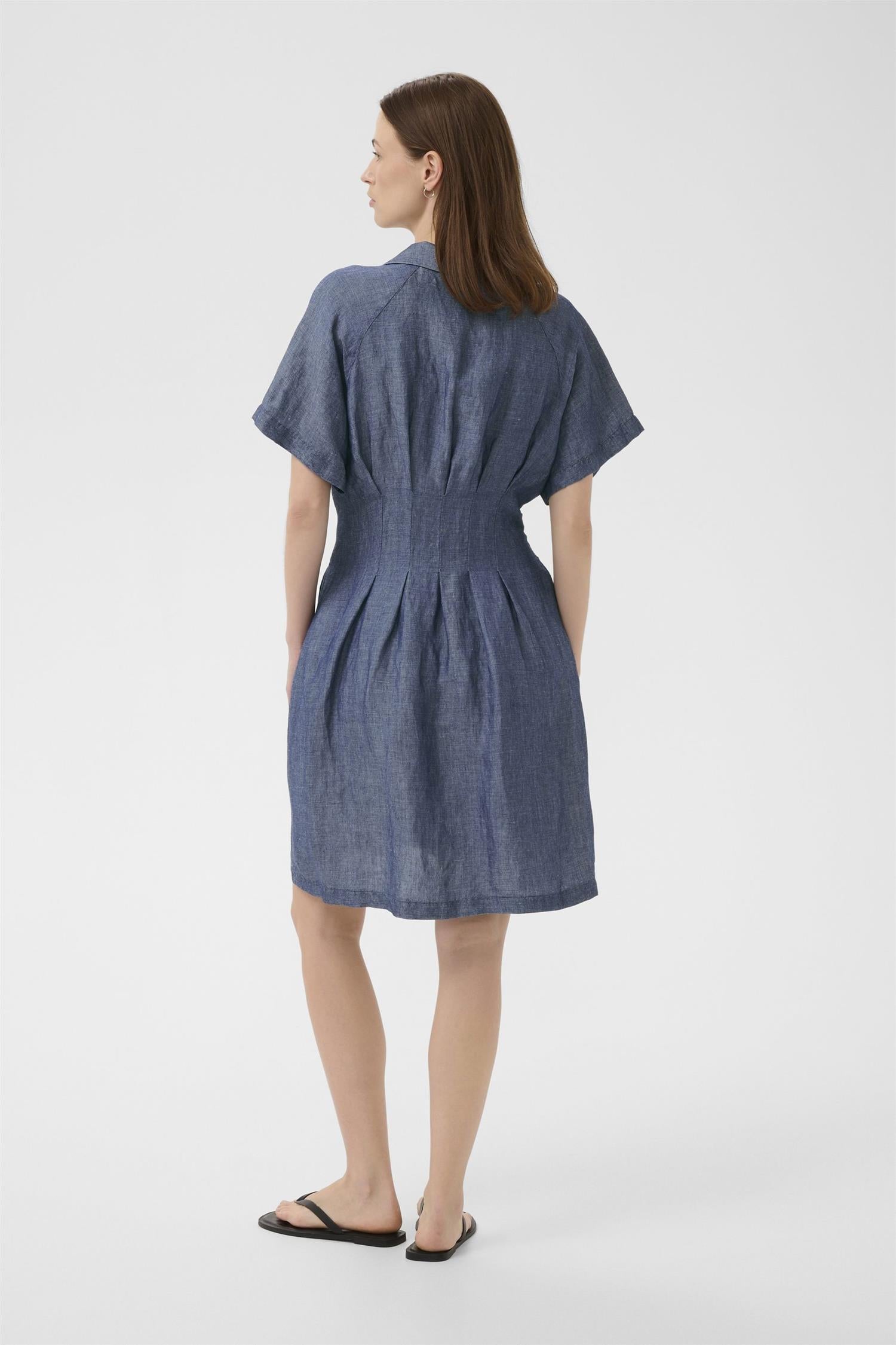 Part Two Betinepw kjole i blå Chambray, vises med lett skjørt og klassisk stil, perfekt for sommerlige anledninger