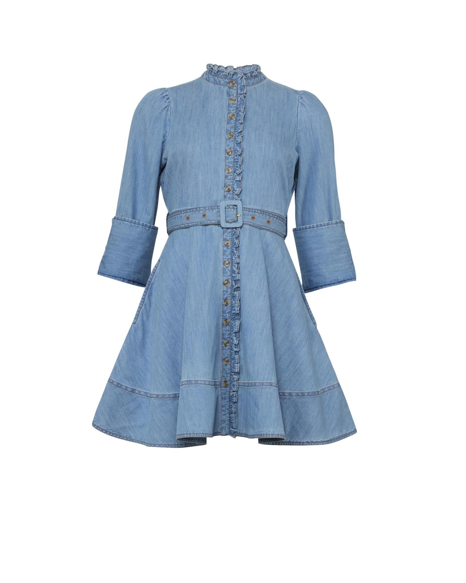 Lyseblå denim mini kjole fra By TiMo med kort erme og høy hals, vist på modell.