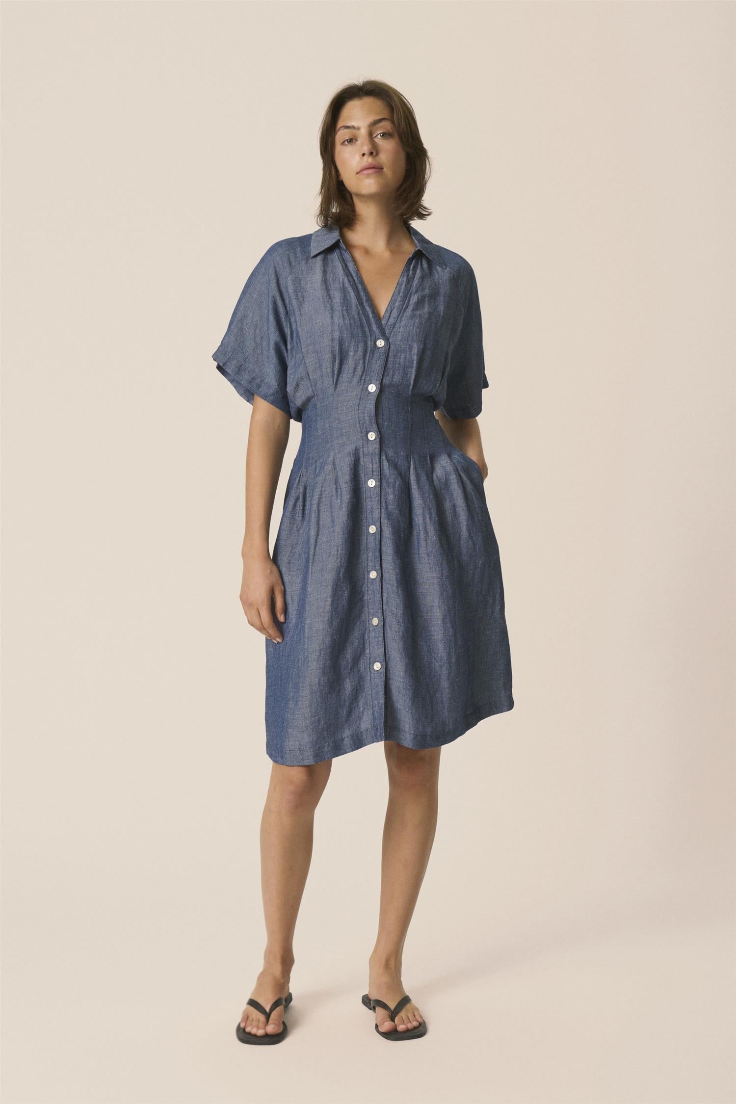 Part Two Betinepw kjole i blå chambray med puffede ermer og løs passform, vist på modell.