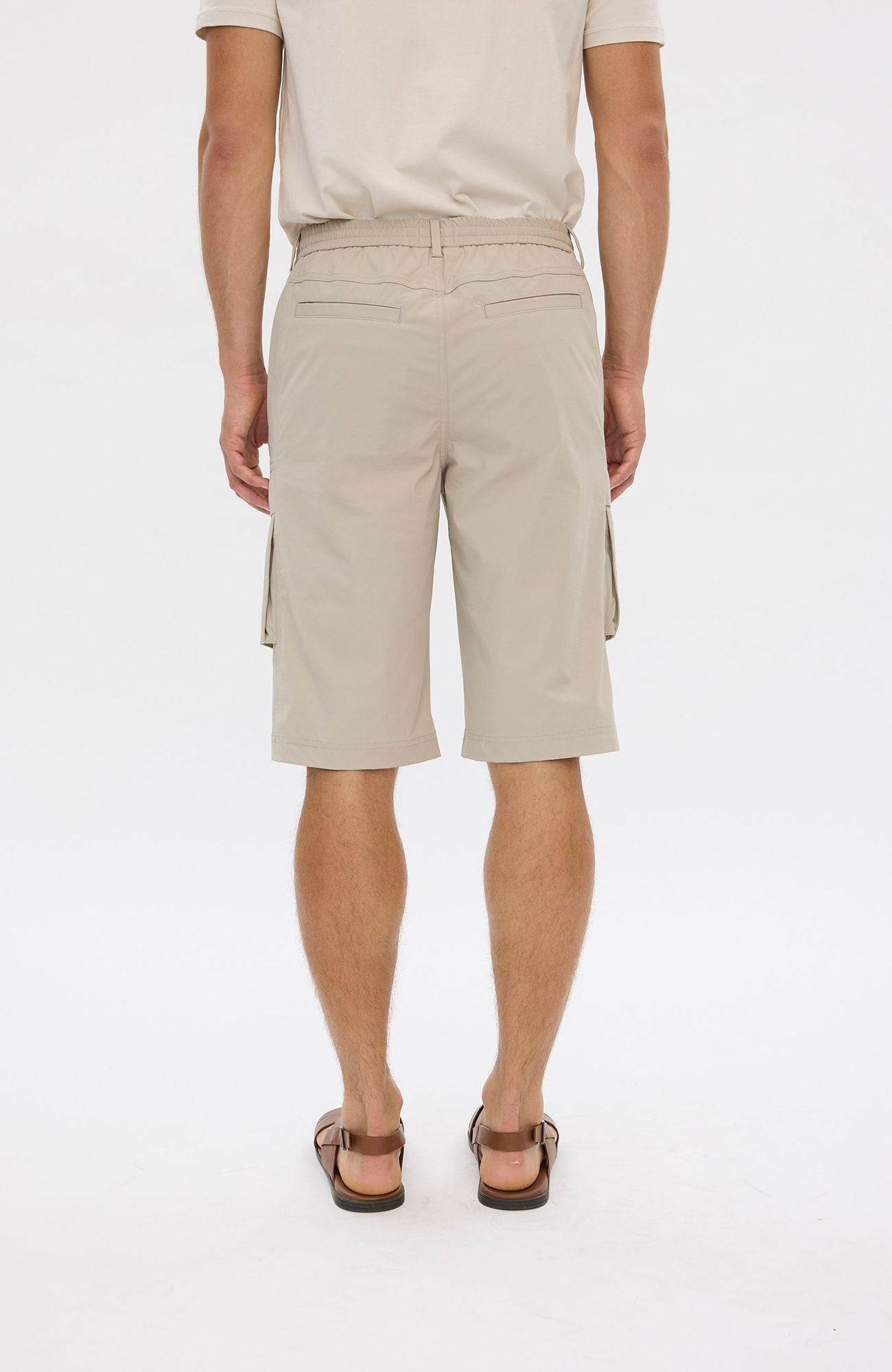 Plain Units Leopl Shorts 120 i krittfarge, komfortable bomullsshorts med enkle design, vist fra siden.