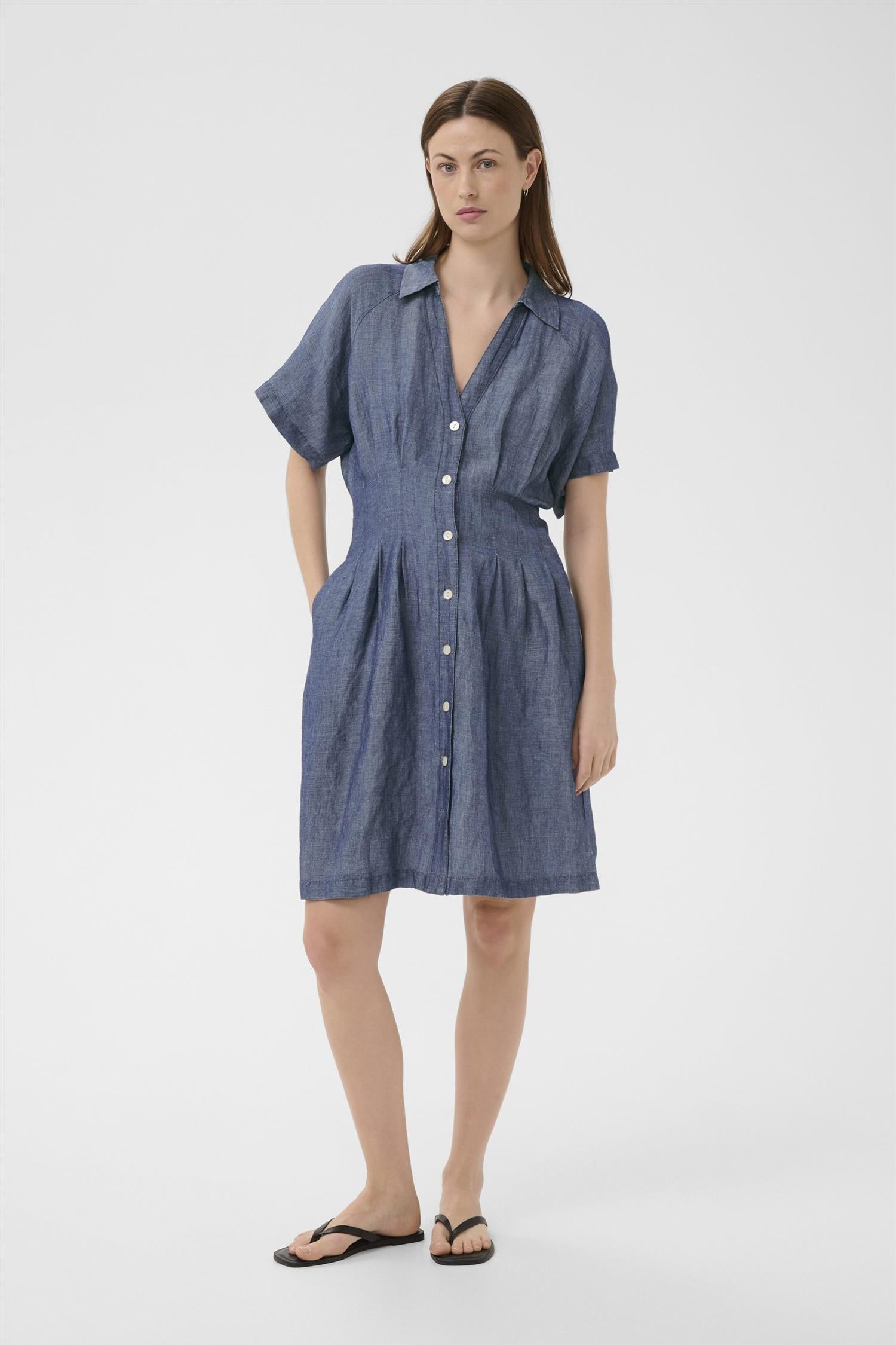 Part Two Betinepw kjole i blå chambray med lett stoff og knapper foran, casual og elegant klesplagg for kvinner.