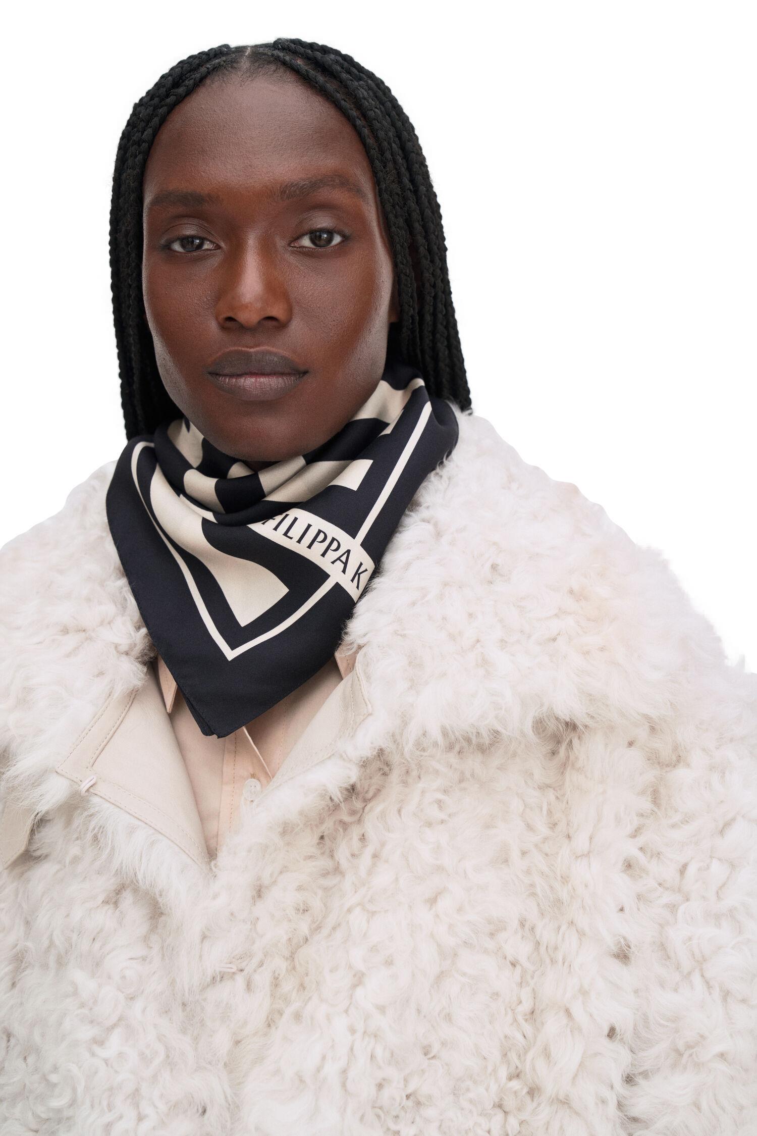 Filippa K Printed Sillk Scarf Skjerf Sort - chrismoa.no