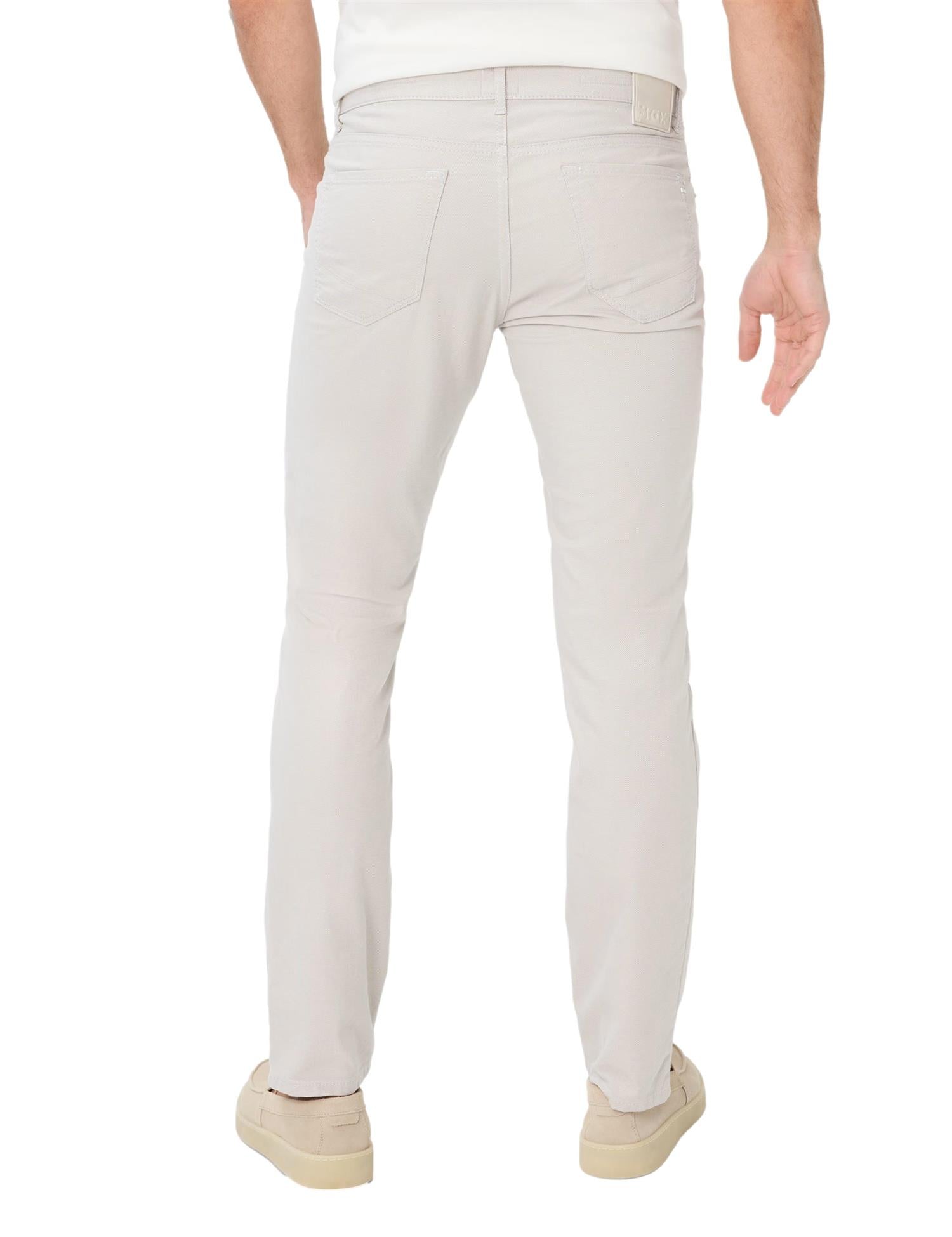 Brax Chuck bukse i beige med klassisk passform og lommer, laget av komfortabelt stoff.