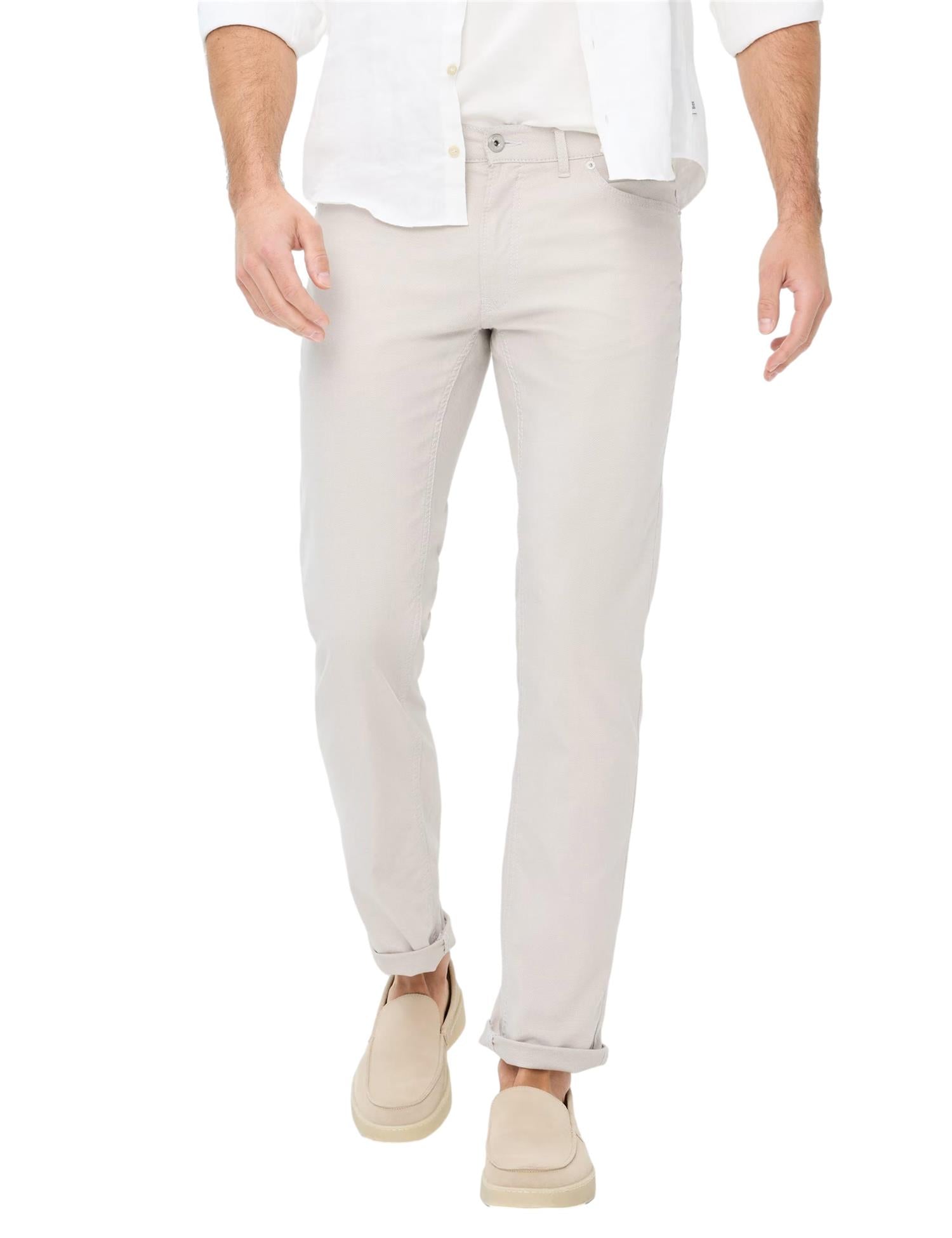 Brax Chuck bukse i beige, komfortabel jeans med slim fit og klassisk design, vist på hanger.
