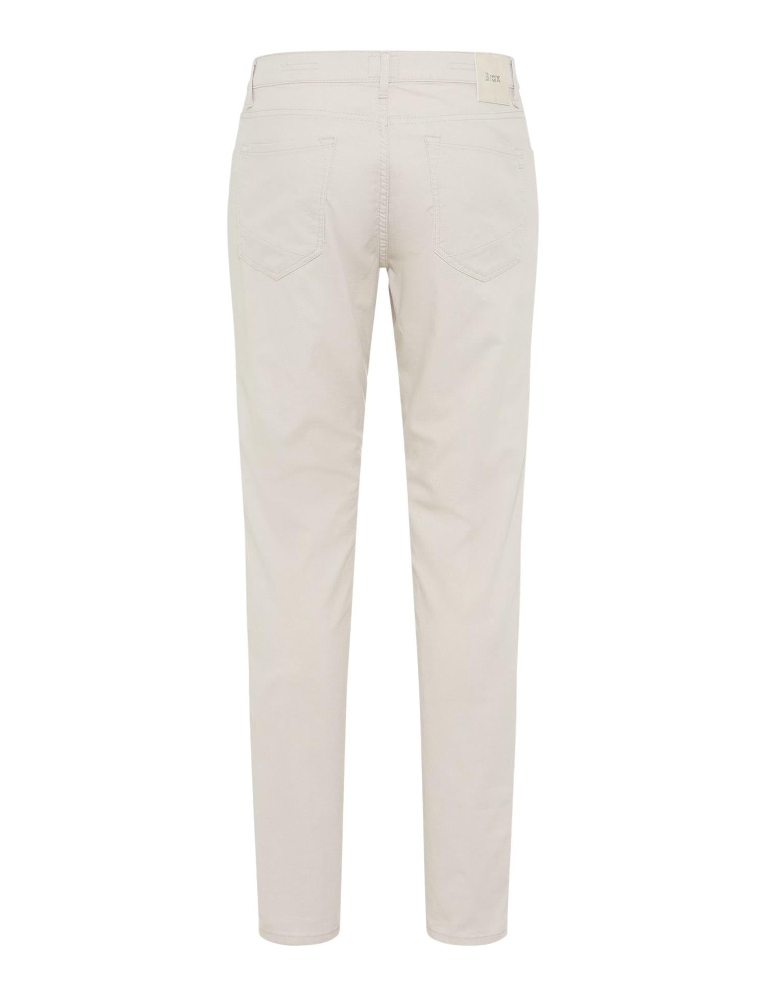 Lys-beige Brax Chuck jeans med klassisk passform og lommer, vist på modell for en avslappet look.