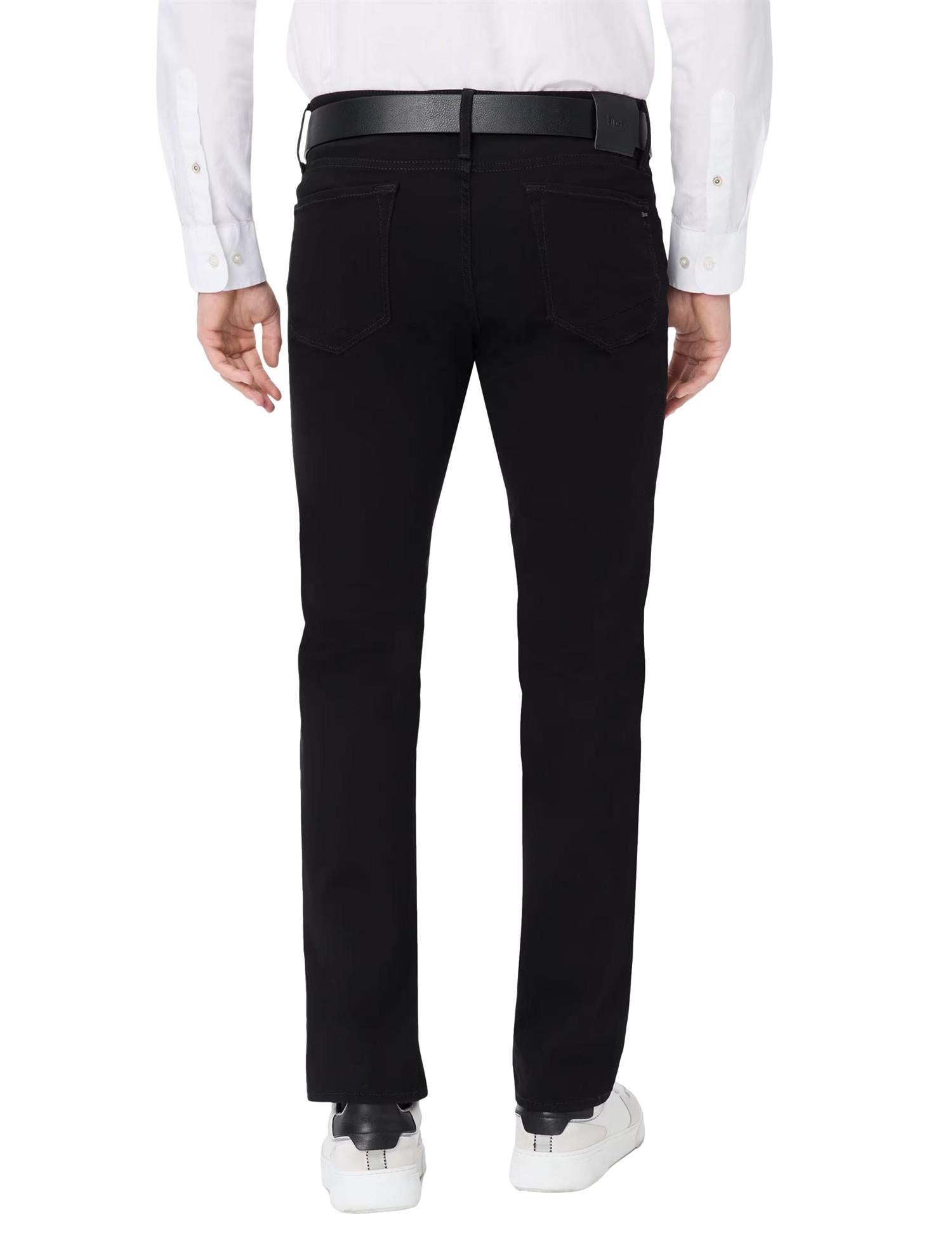 Svarte Brax Chuck jeans for menn, vises med fokus på komfortabel passform og klassisk stil.