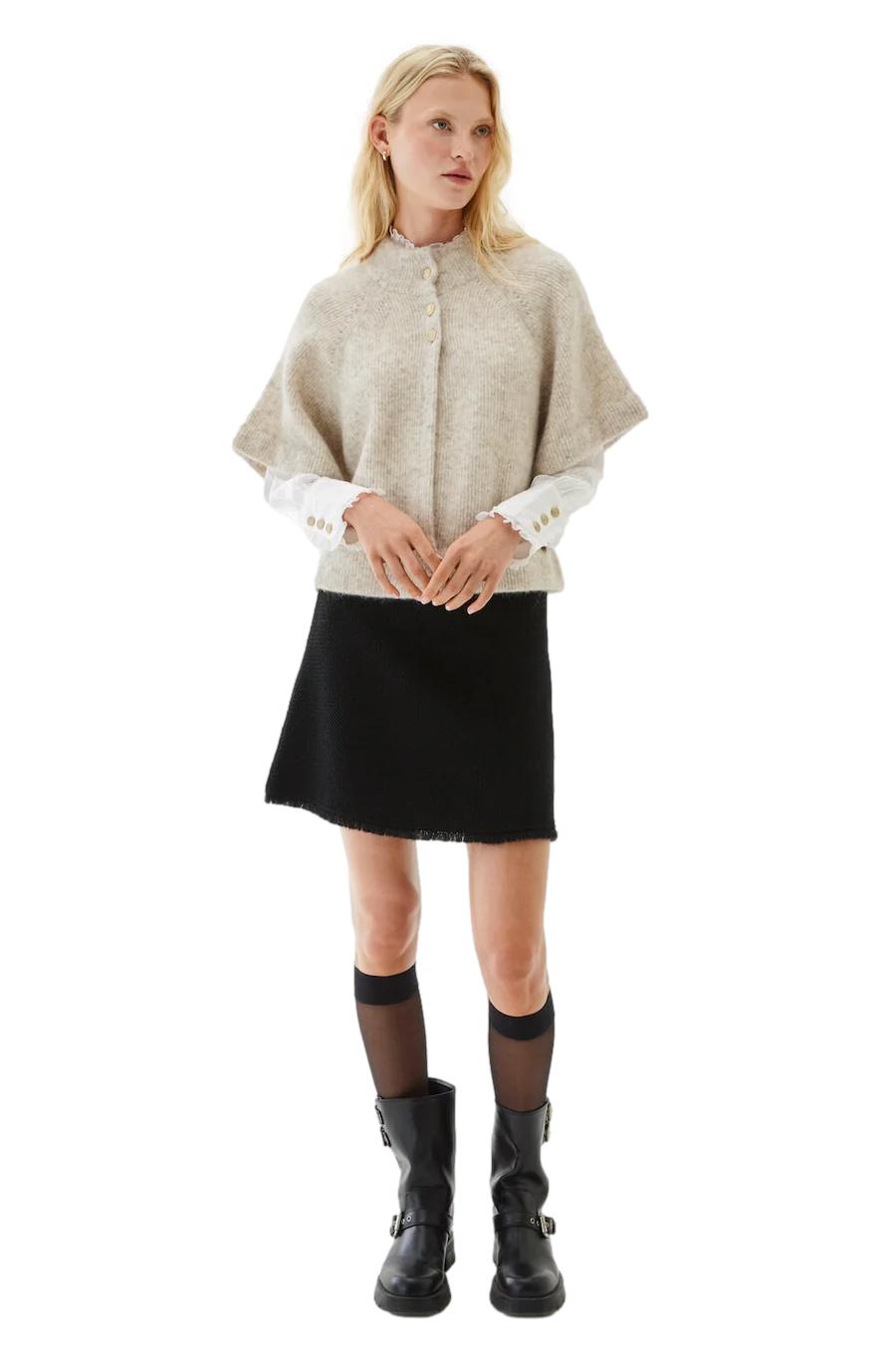 Busnel Vilanie cardigan i lys beige, mykt og komfortabelt genser med kabelstrikk og rund hals, vist på modell.