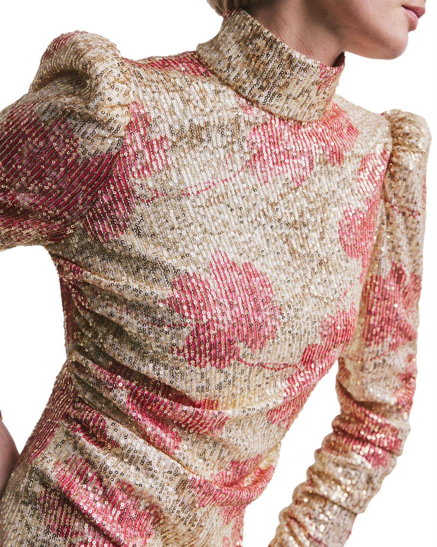 By TiMo sequin kjole med rysjer i rosegull, elegant festkjole med glitrende detaljer og feminin passform.