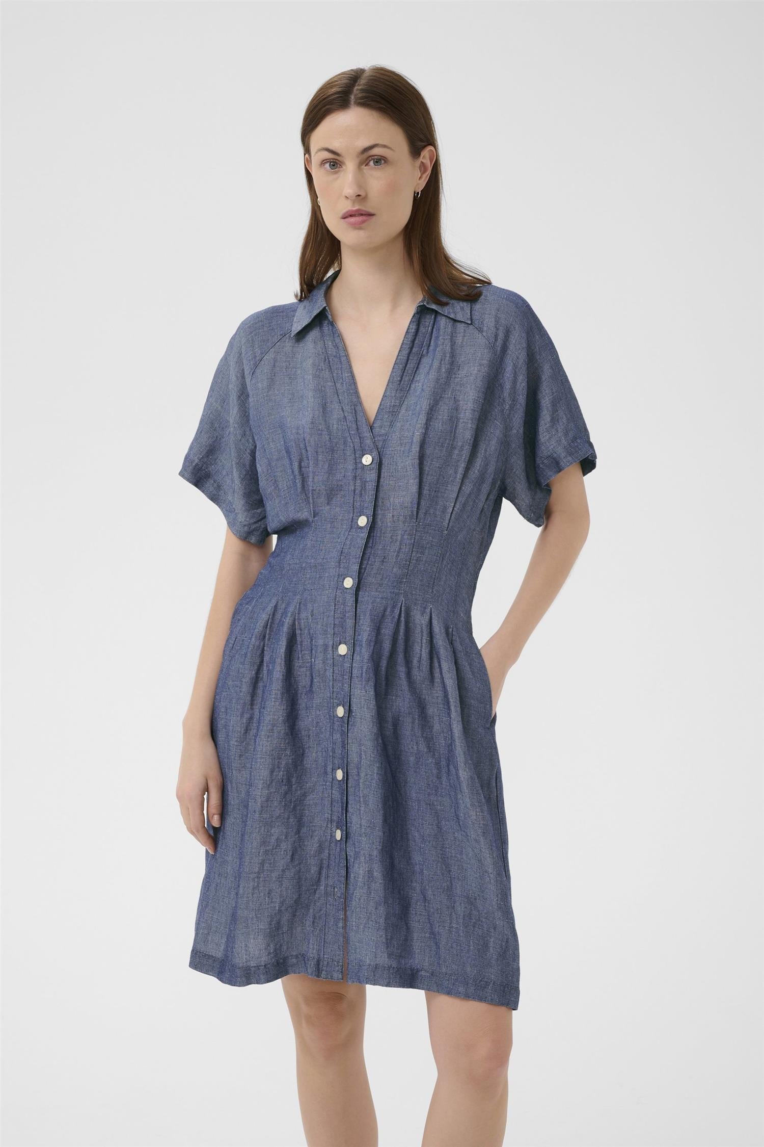 Part Two Betinepw kjole i blå chambray med kort erme og løs passform, perfekt for en avslappet, stilig look.