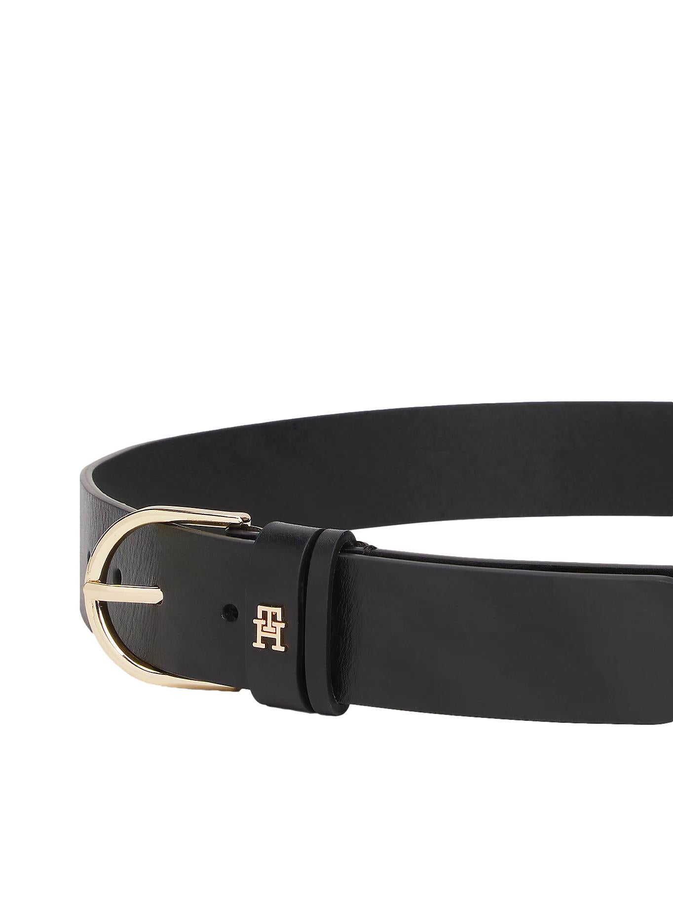 Sort Tommy Hilfiger belte av tilbehør, med enkel design og justerbar spenne, perfekt som stilig og funksjonelt tilbehør.