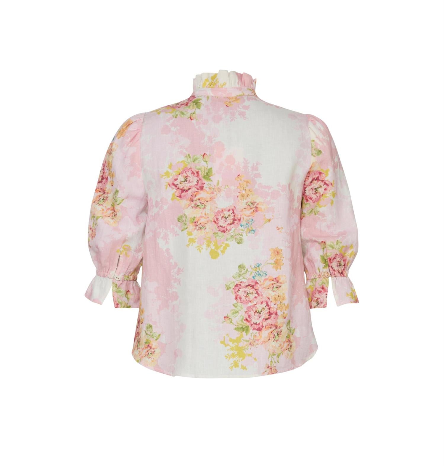 Lys rosa linbluse fra By TiMo med rysjer foran og lange ermer, laget av lett linmateriale.