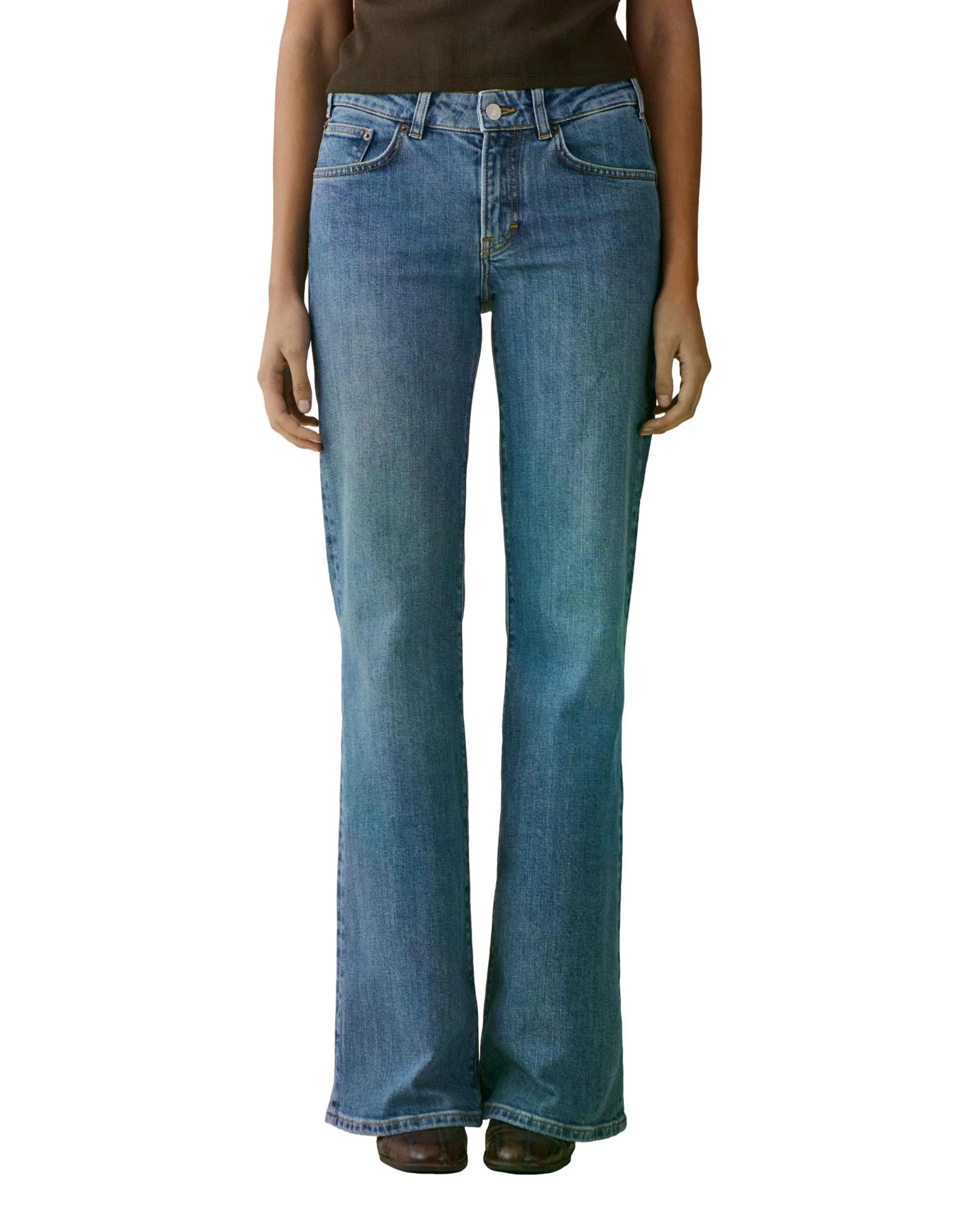 Jeanerica San Babila jeans i denim, vises på modell med klassisk passform og lyseblå farge, detaljert stofftekst.