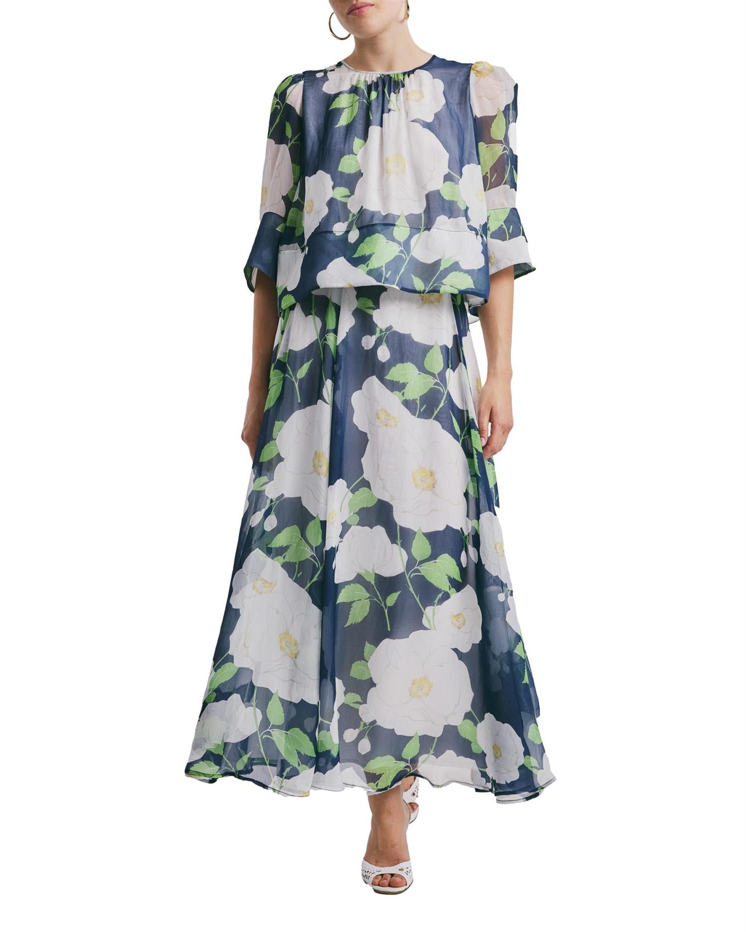 Mørkeblå By TiMo organza maxi skjørt med blonder og volum, synlig i dette bilde. Elegant og flytende design.