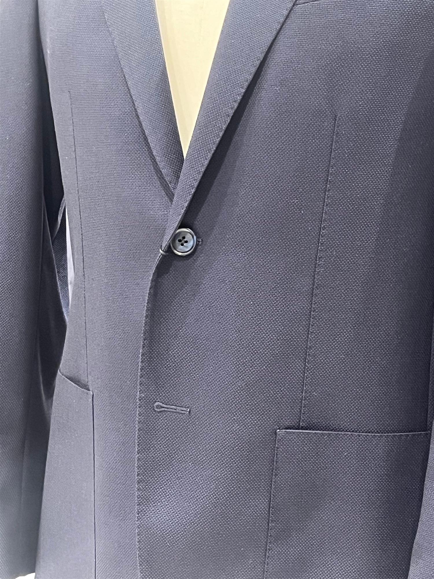 Marine blå CC Collection Corneliani blazerjakke med klassisk passform og glatt stoff, vist på modell.