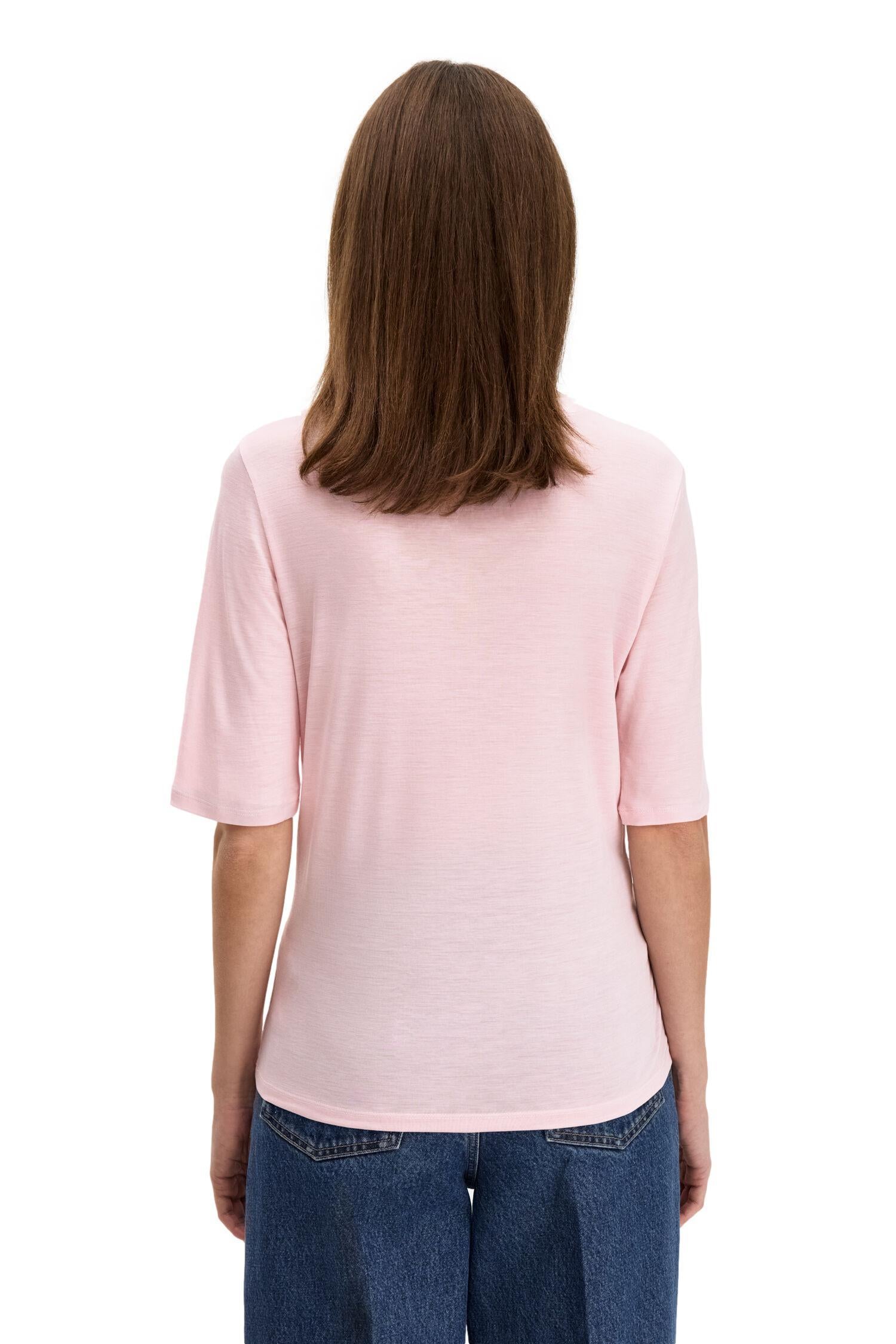 Rosa Filippa K Elena T-Shirt med enkel design og rund hals, vist på modell. Komfortabel og stilig basisplagg.