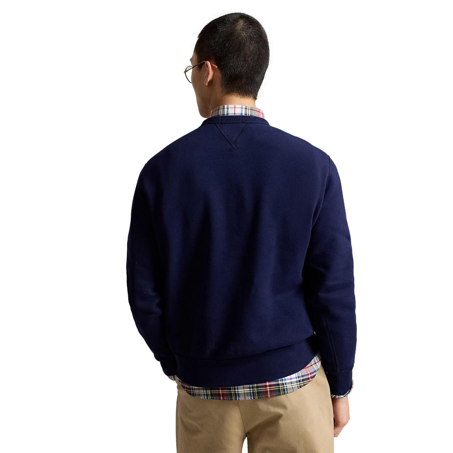 Marineblå Polo Ralph Lauren fleece crewneck genser med rund hals og komfortabel passform, vist foran på modellen.